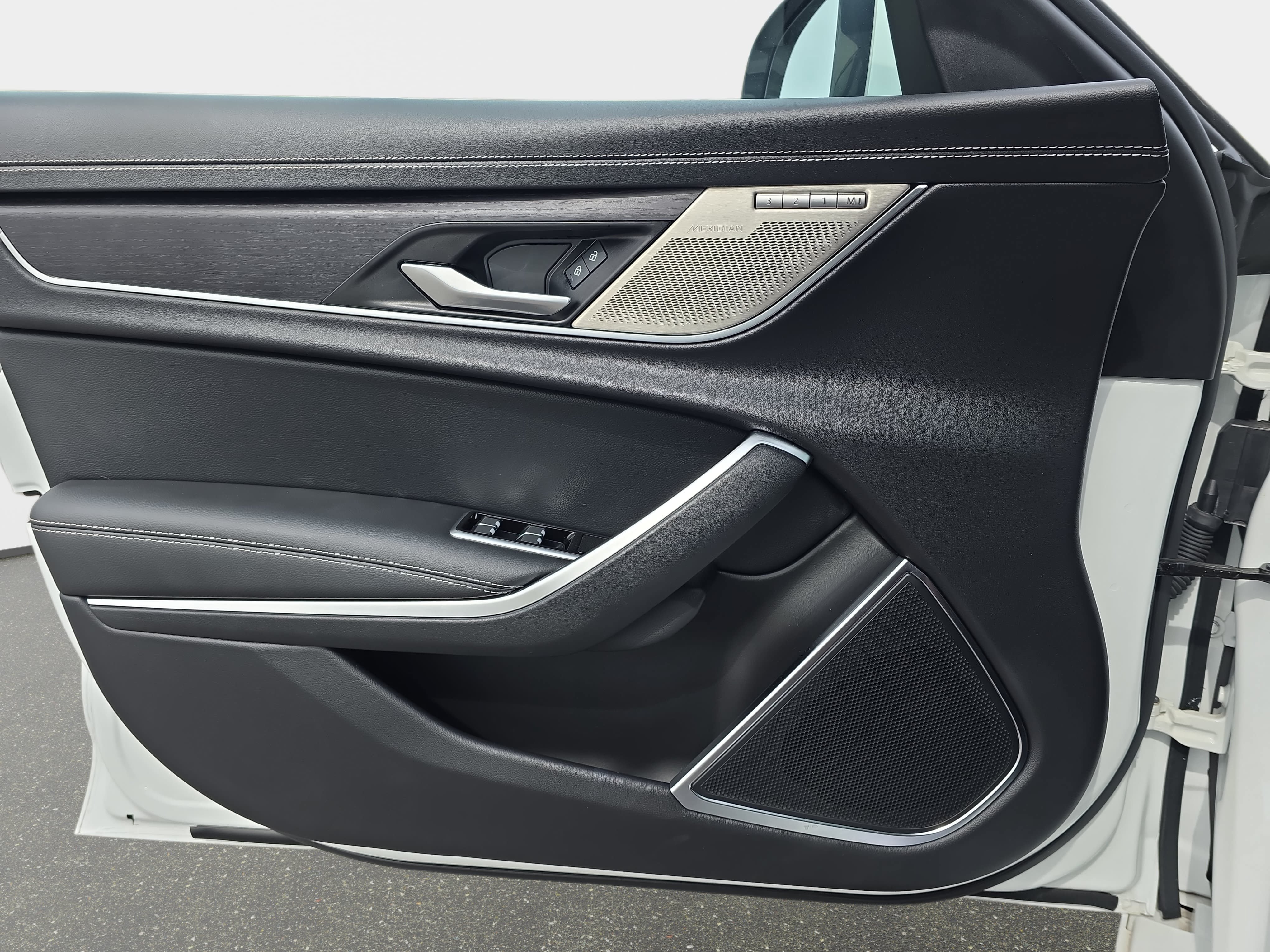 2023 Jaguar XF R-Dynamic SE - Photo 26
