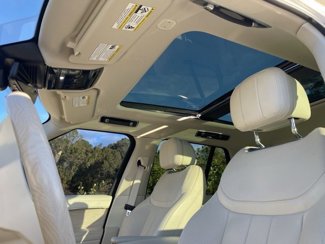 2023 Land Rover Range Rover SE photo 2