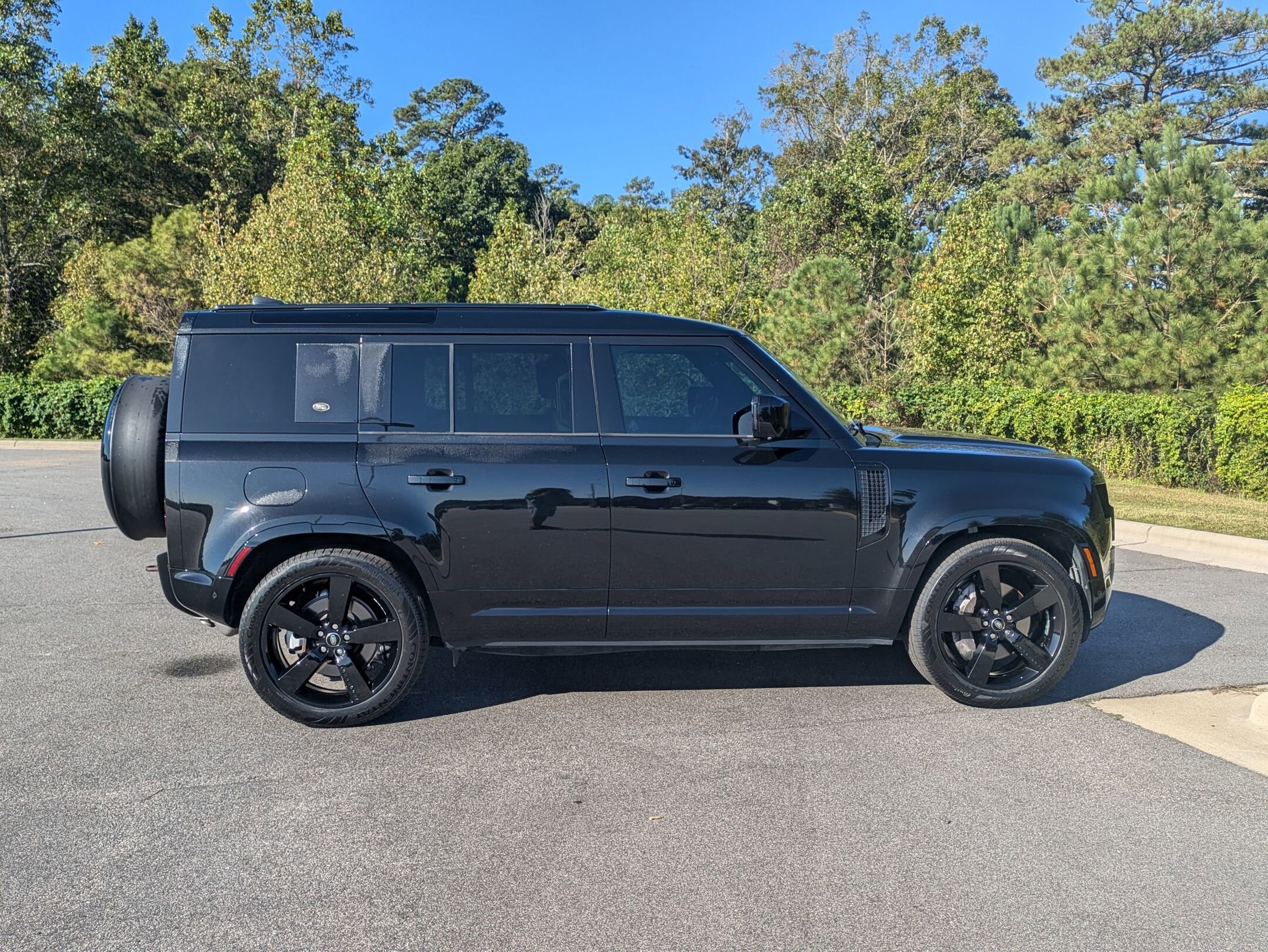 2023 Land Rover Defender X-Dynamic SE photo 2