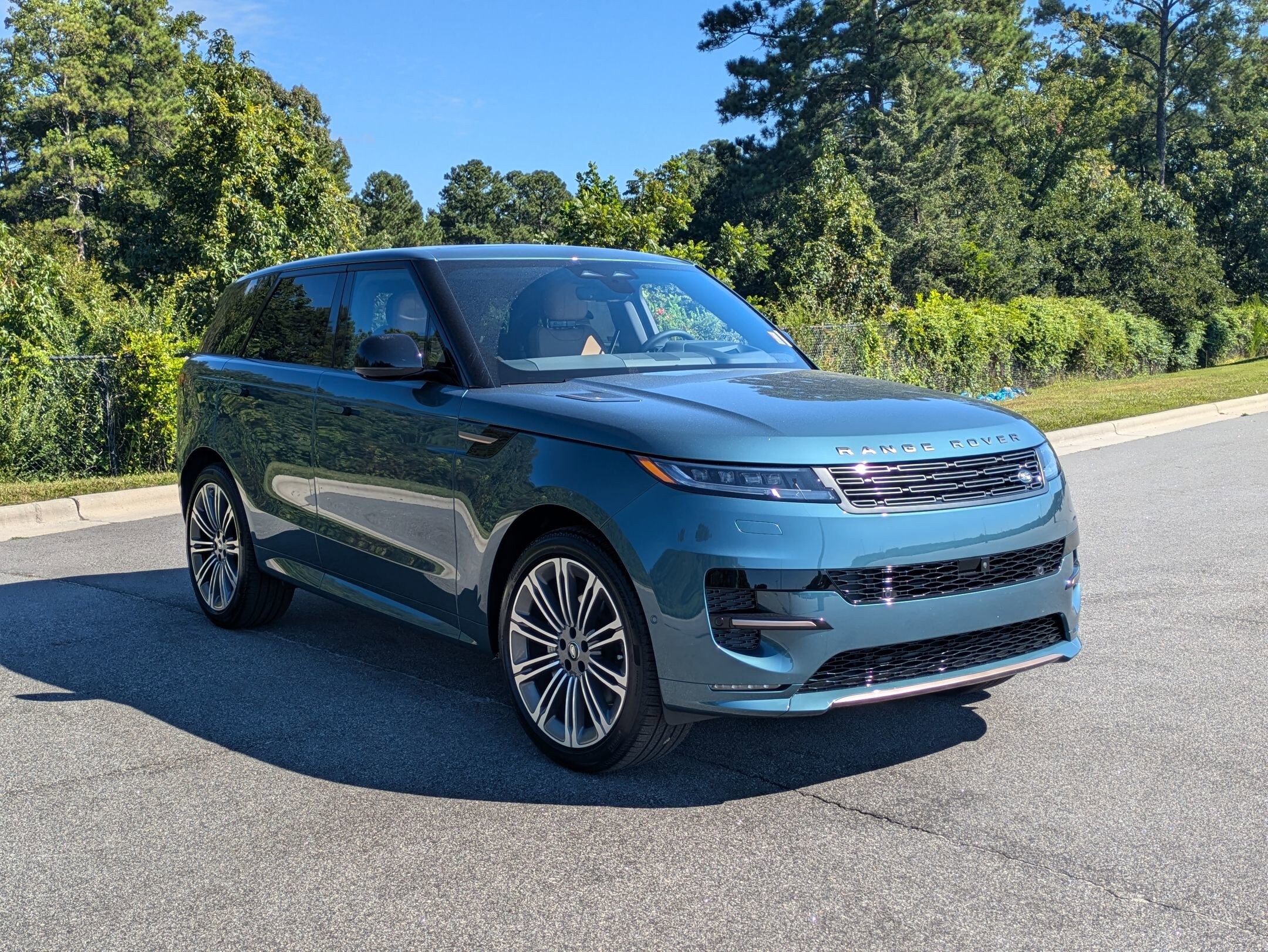 2025 Land Rover Range Rover Sport SE photo 3