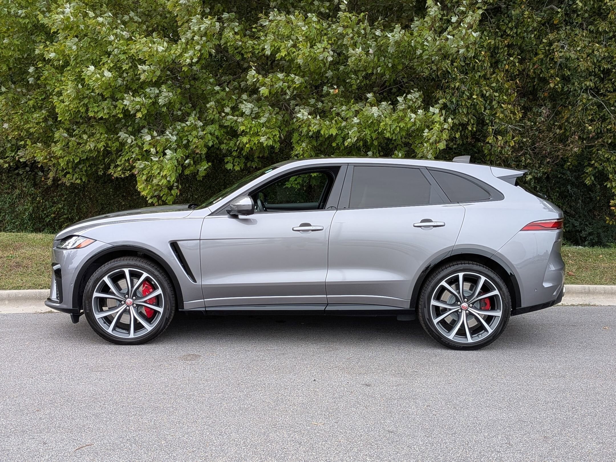 2023 Jaguar F-PACE SVR photo 2