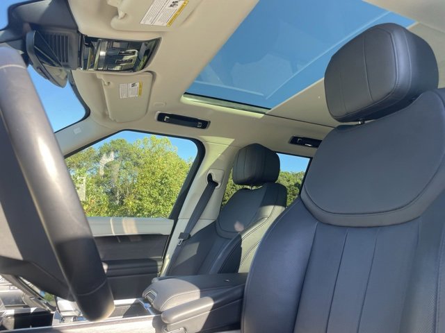 2024 Land Rover Range Rover SE photo 3