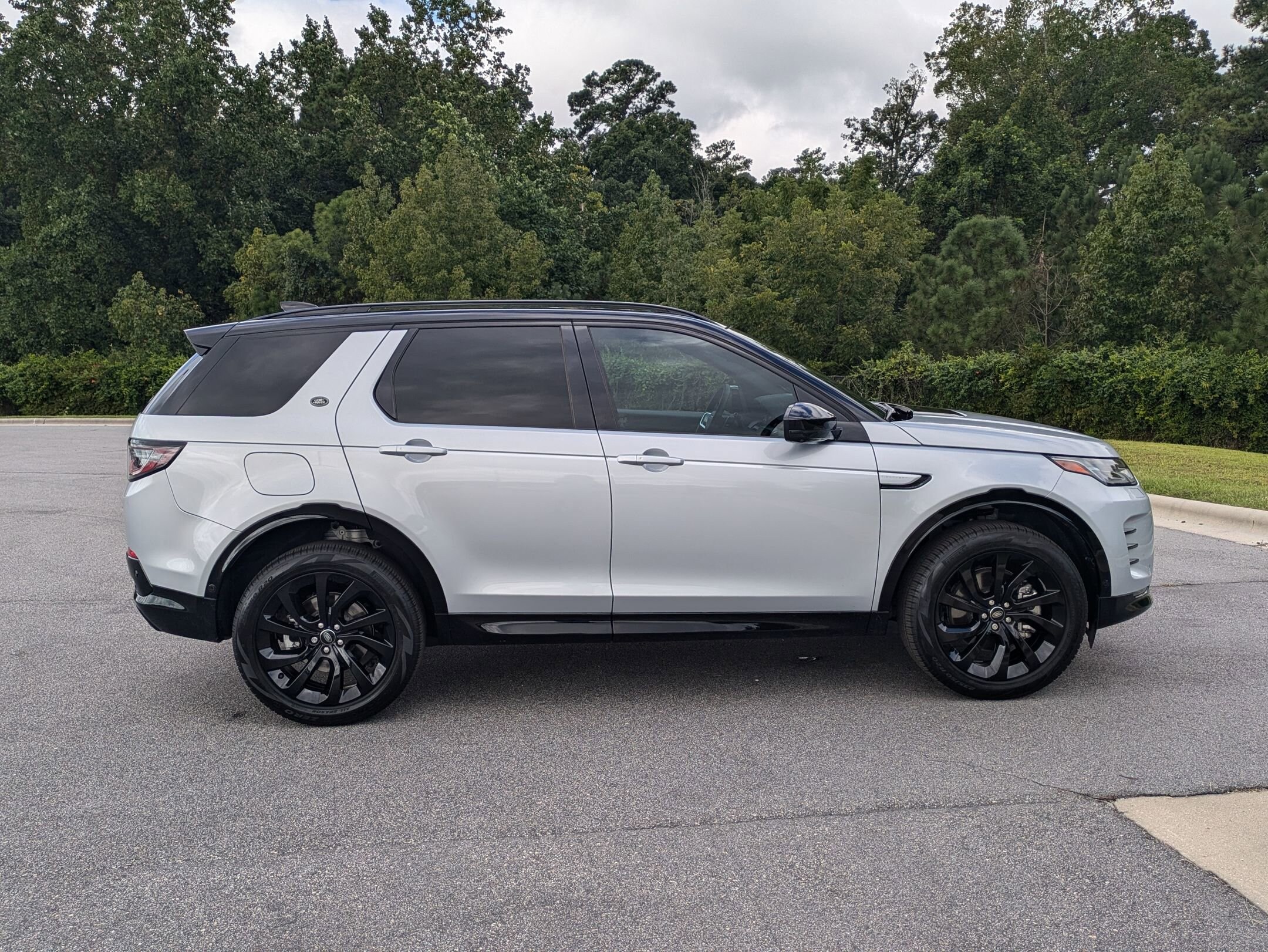 2024 Land Rover Discovery Sport Dynamic SE photo 3