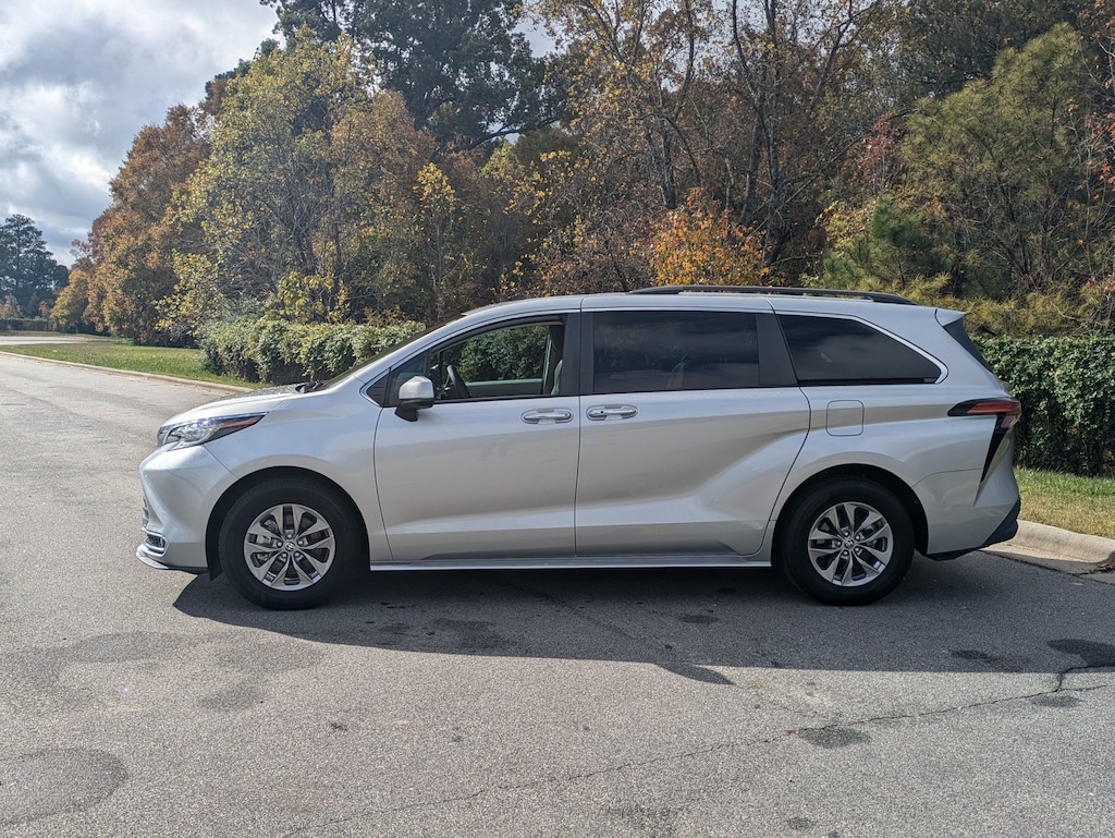 Used 2022 Toyota Sienna XLE Van Passenger Van