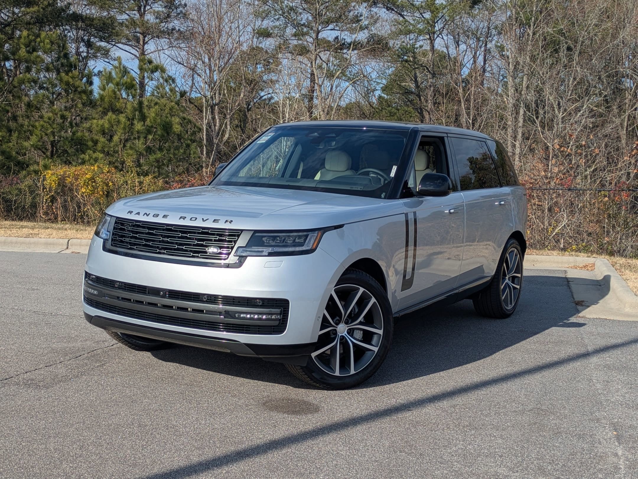 2025 Land Rover Range Rover SE's photo