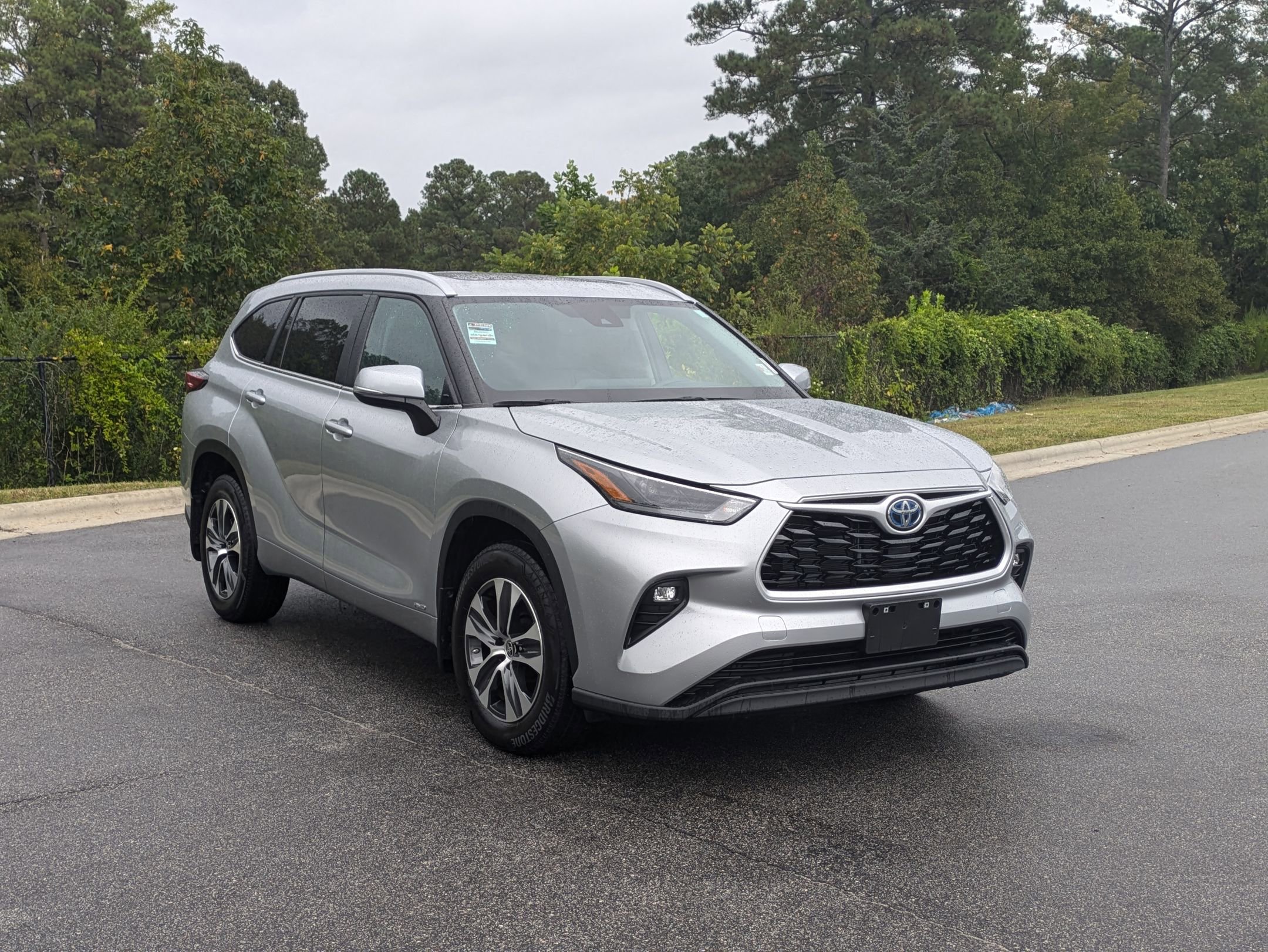 2023 Toyota Highlander Hybrid XLE photo 3