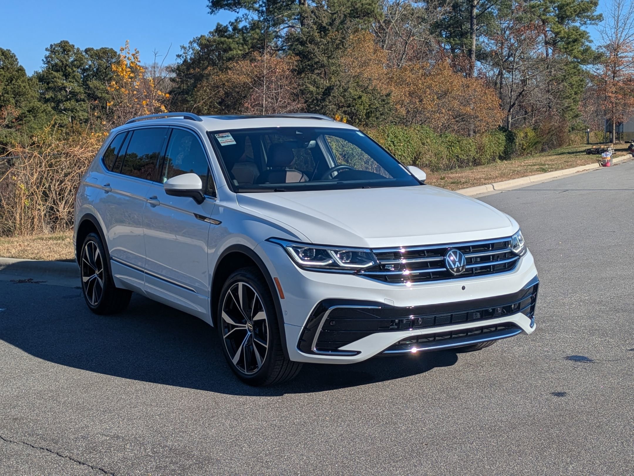 2024 Volkswagen Tiguan SEL R-Line Black photo 3