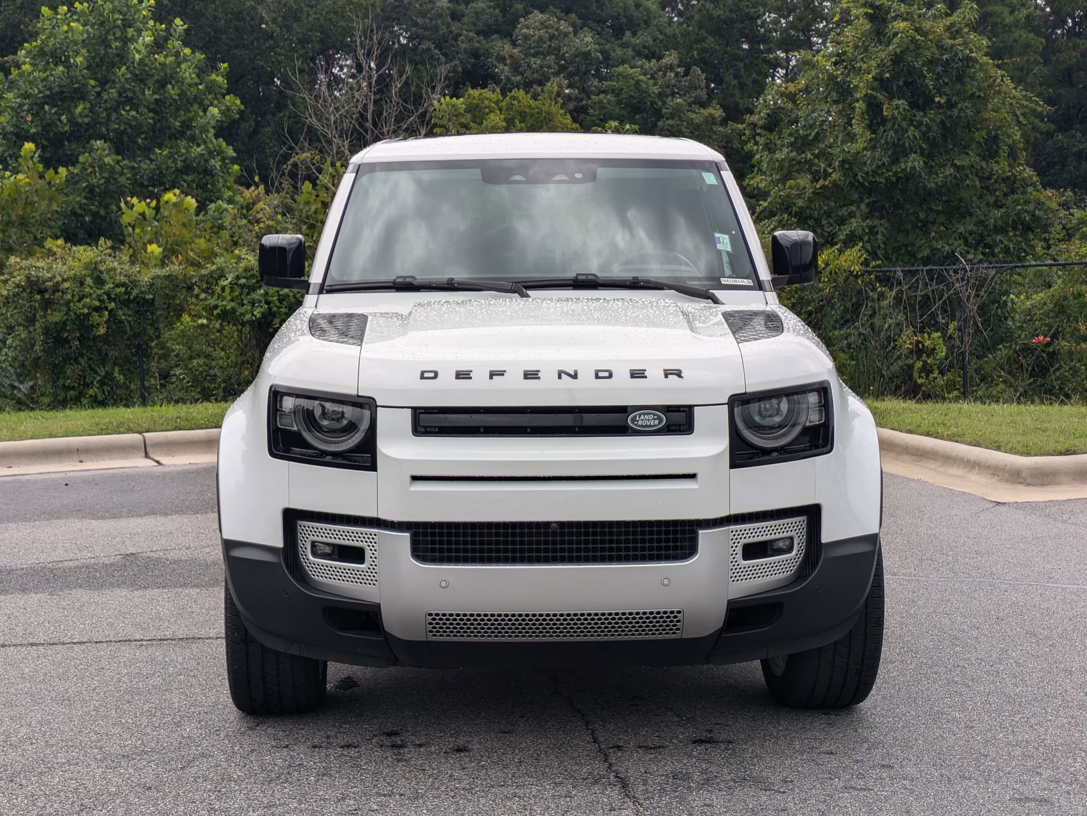 2024 Land Rover Defender 110 SE photo 2