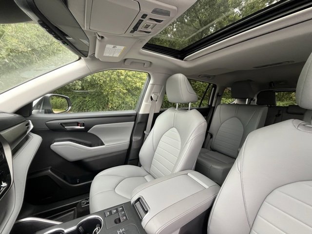 2023 Toyota Highlander Hybrid XLE photo 3