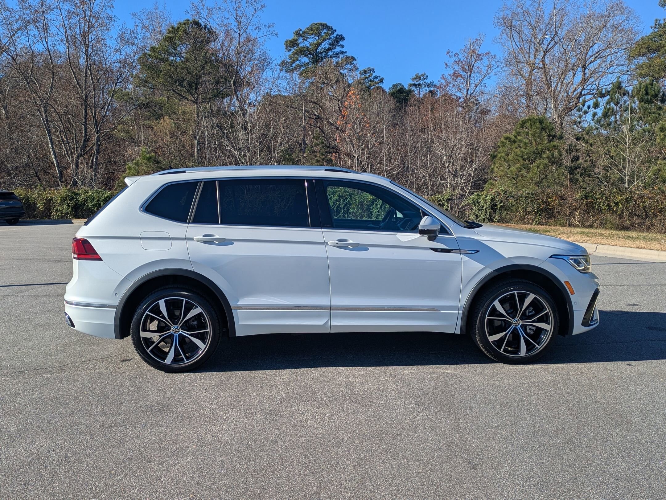 2024 Volkswagen Tiguan SEL R-Line Black photo 4