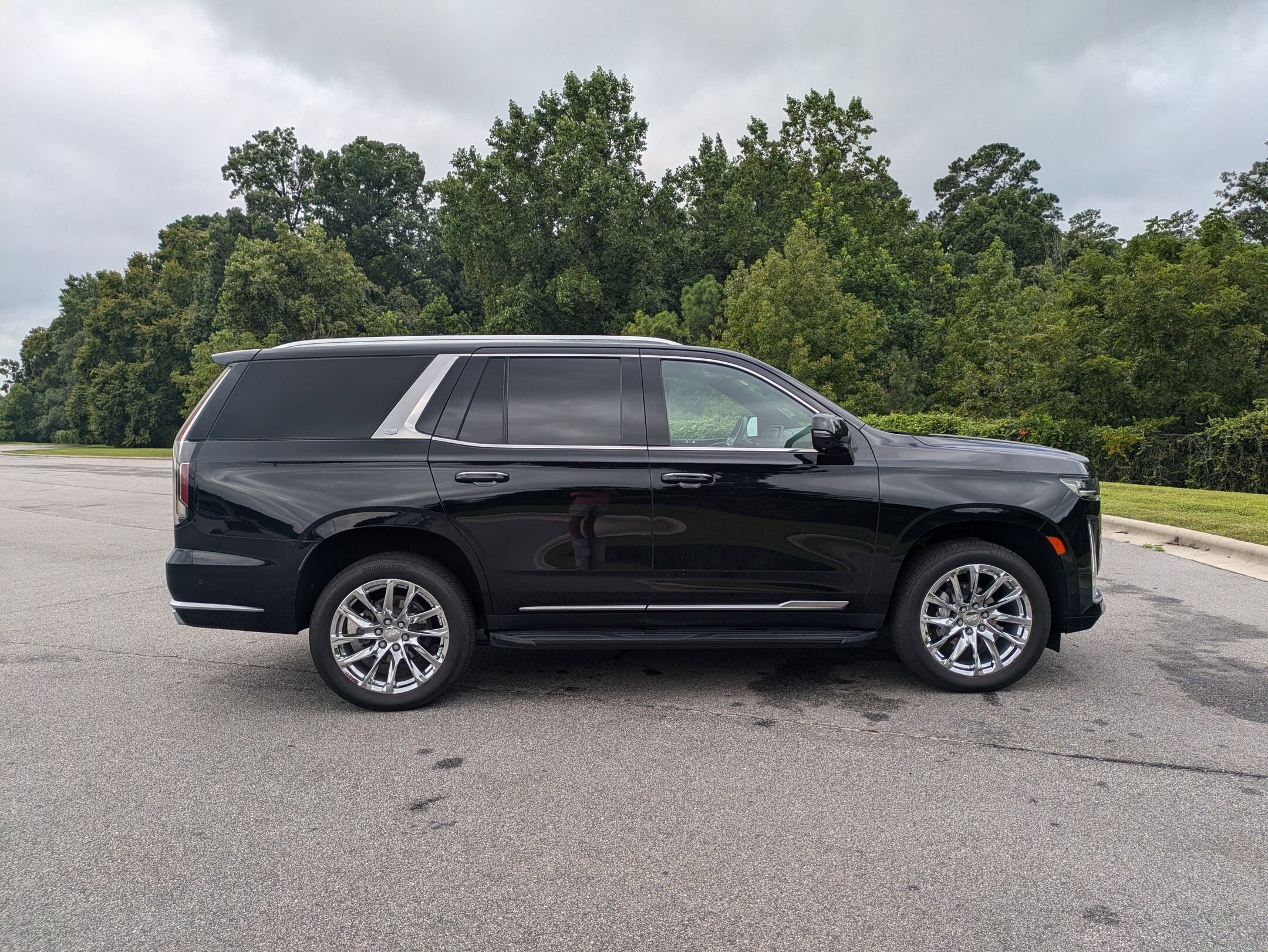2022 Cadillac Escalade Premium Luxury photo 2