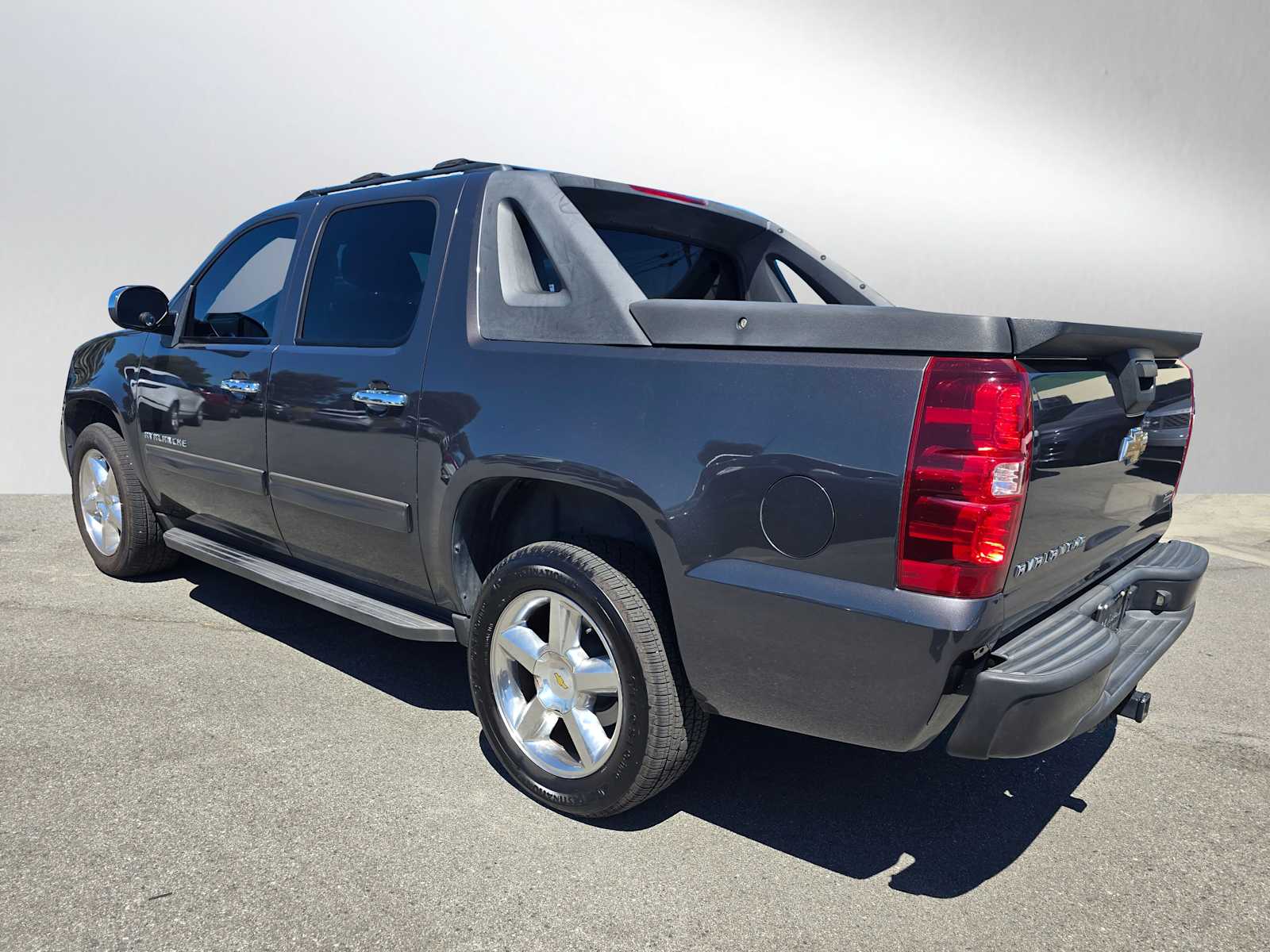 2011 Chevrolet Avalanche LS photo 3