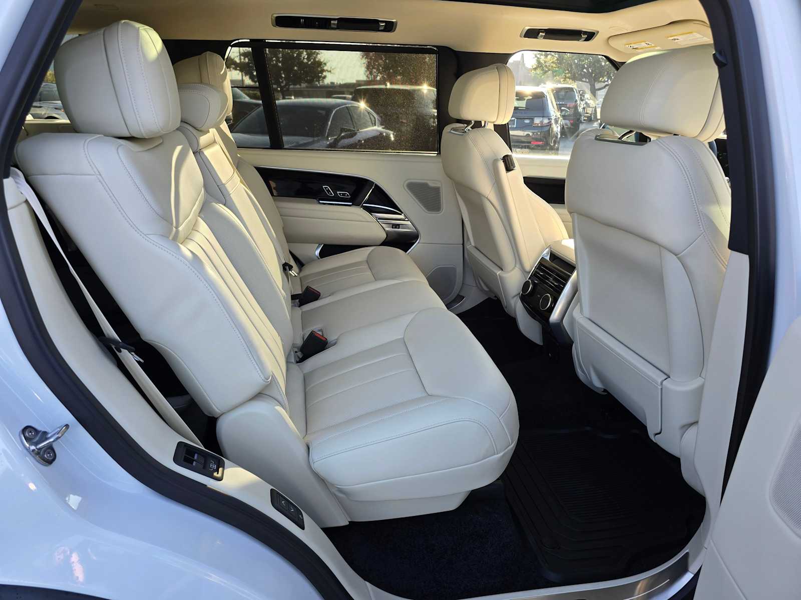 2025 Land Rover Range Rover SE - Photo 12