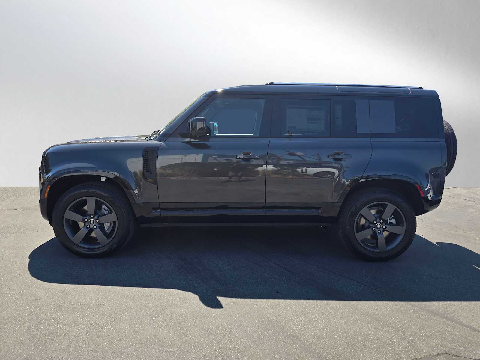 2025 Land Rover Defender 110 X-Dynamic SE photo 4