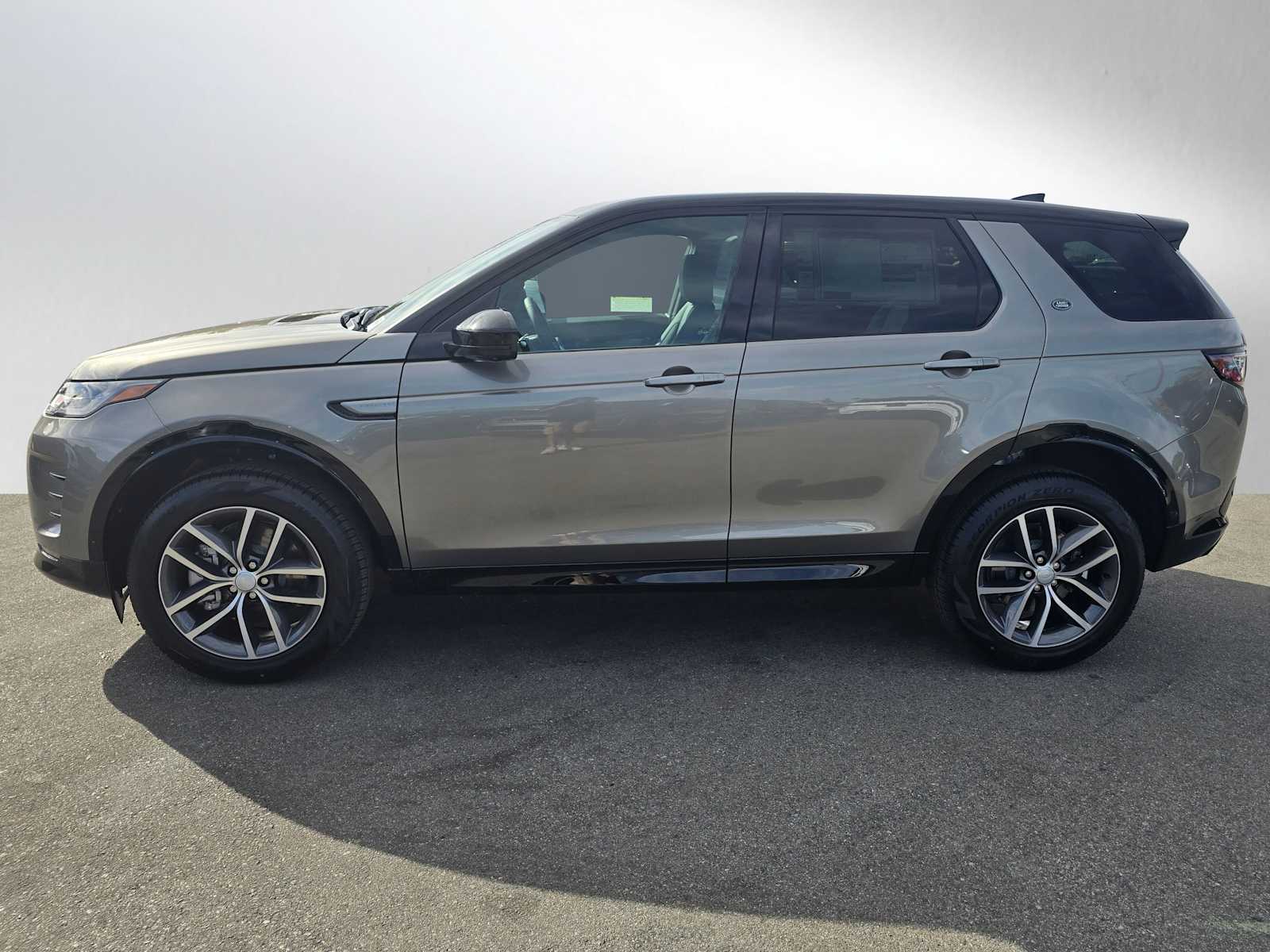 2025 Land Rover Discovery Sport Dynamic SE photo 2