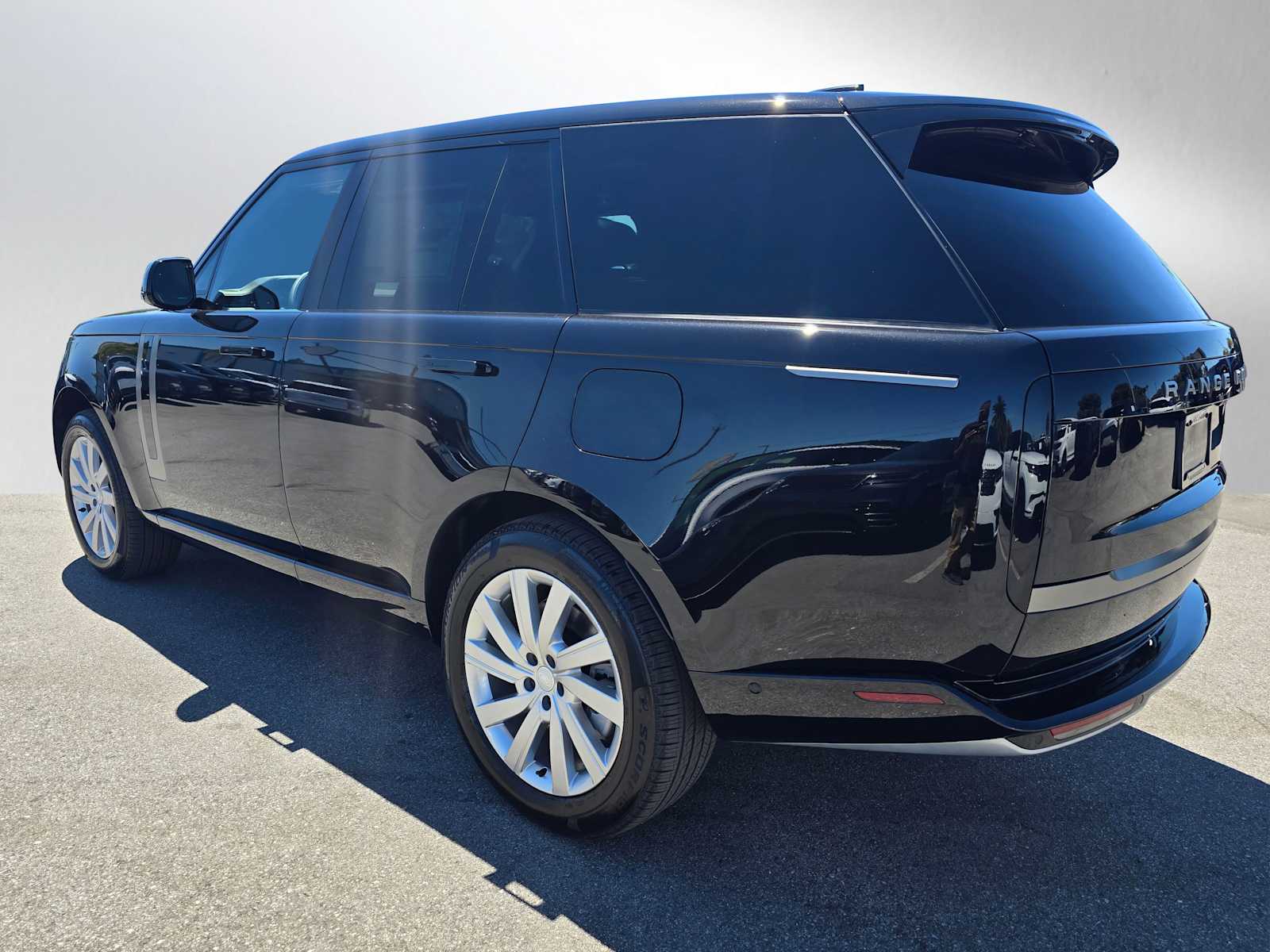 2025 Land Rover Range Rover SE photo 2