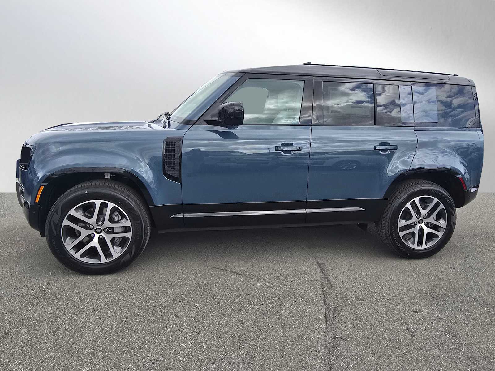 2025 Land Rover Defender X-Dynamic SE 110 photo 2