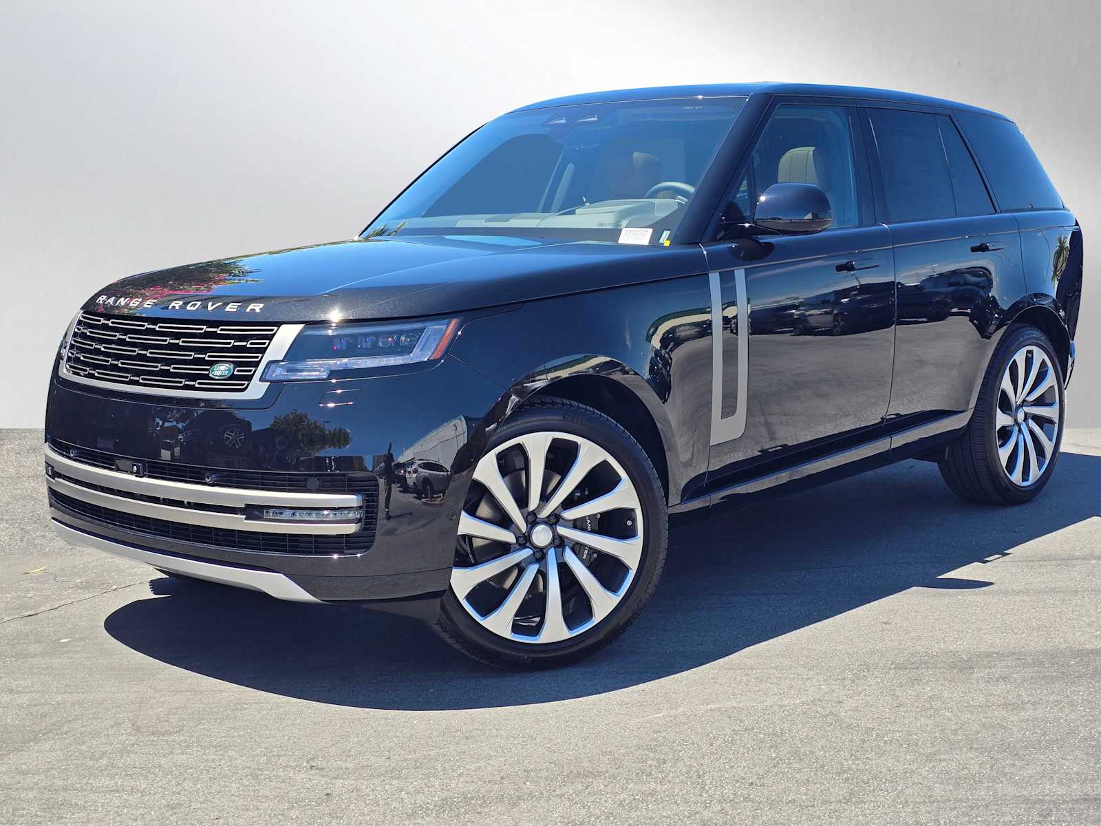 2025 Land Rover Range Rover SE photo 2