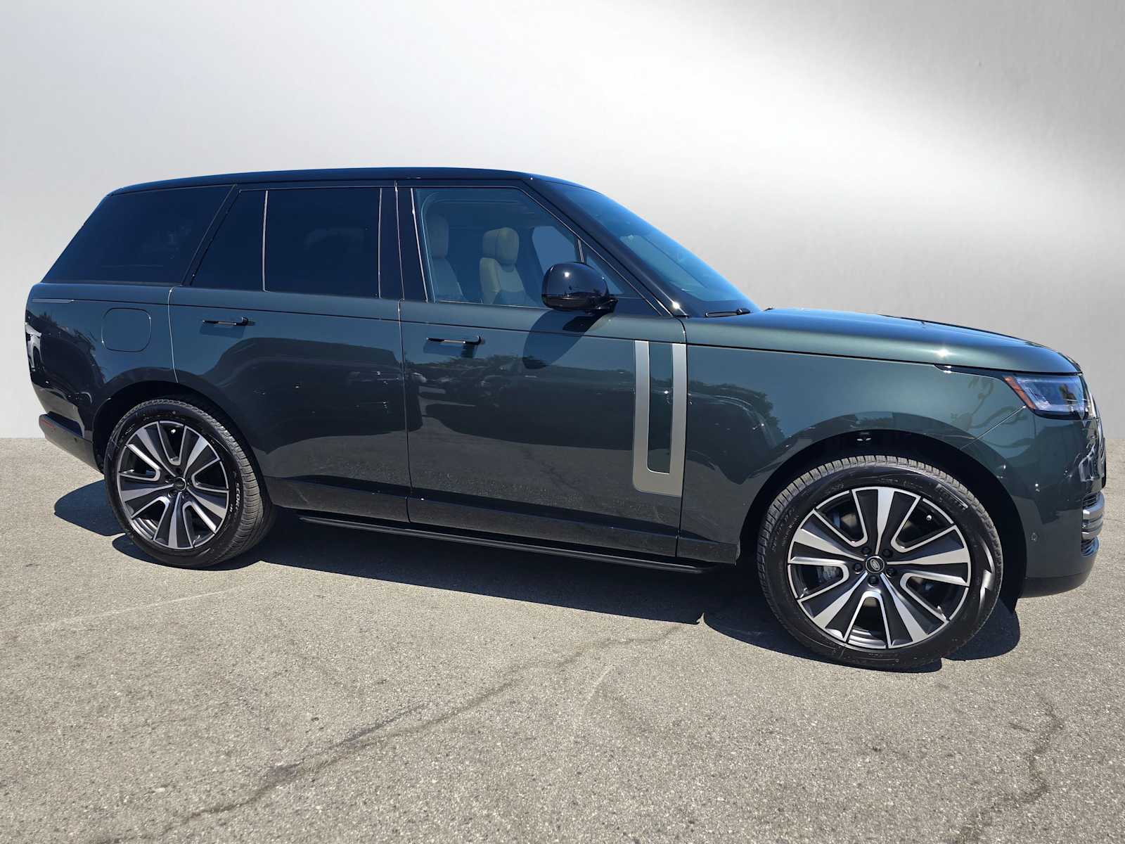 2025 Land Rover Range Rover SE photo 2