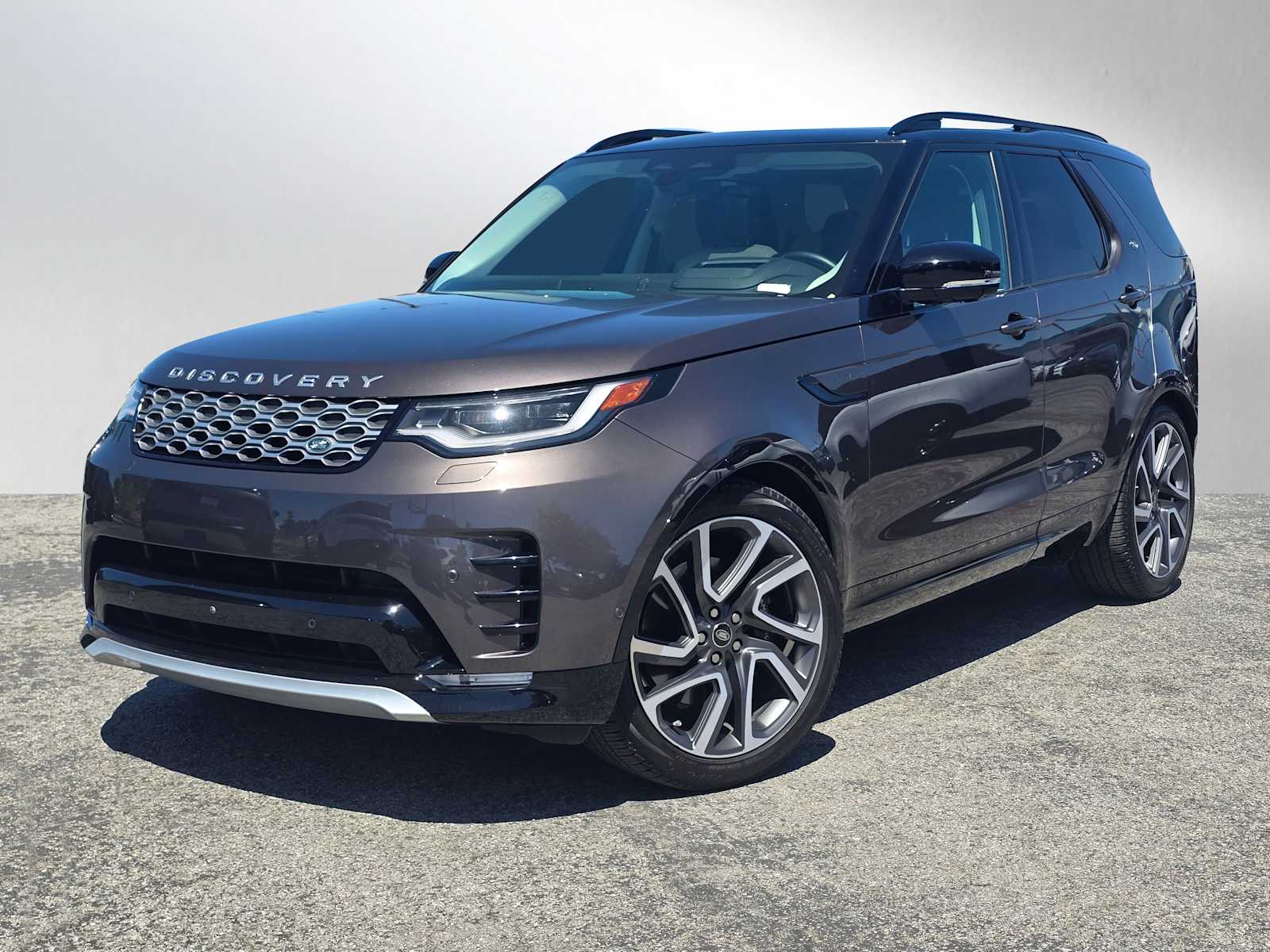 2025 Land Rover Discovery P360 Metropolitan Edition's photo