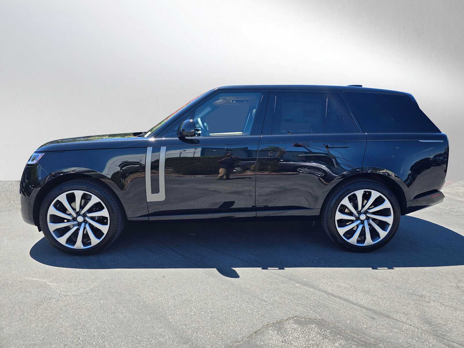 2025 Land Rover Range Rover SE photo 3