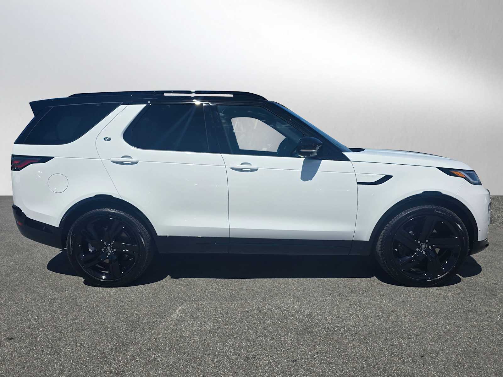 2025 Land Rover Discovery SE photo 2