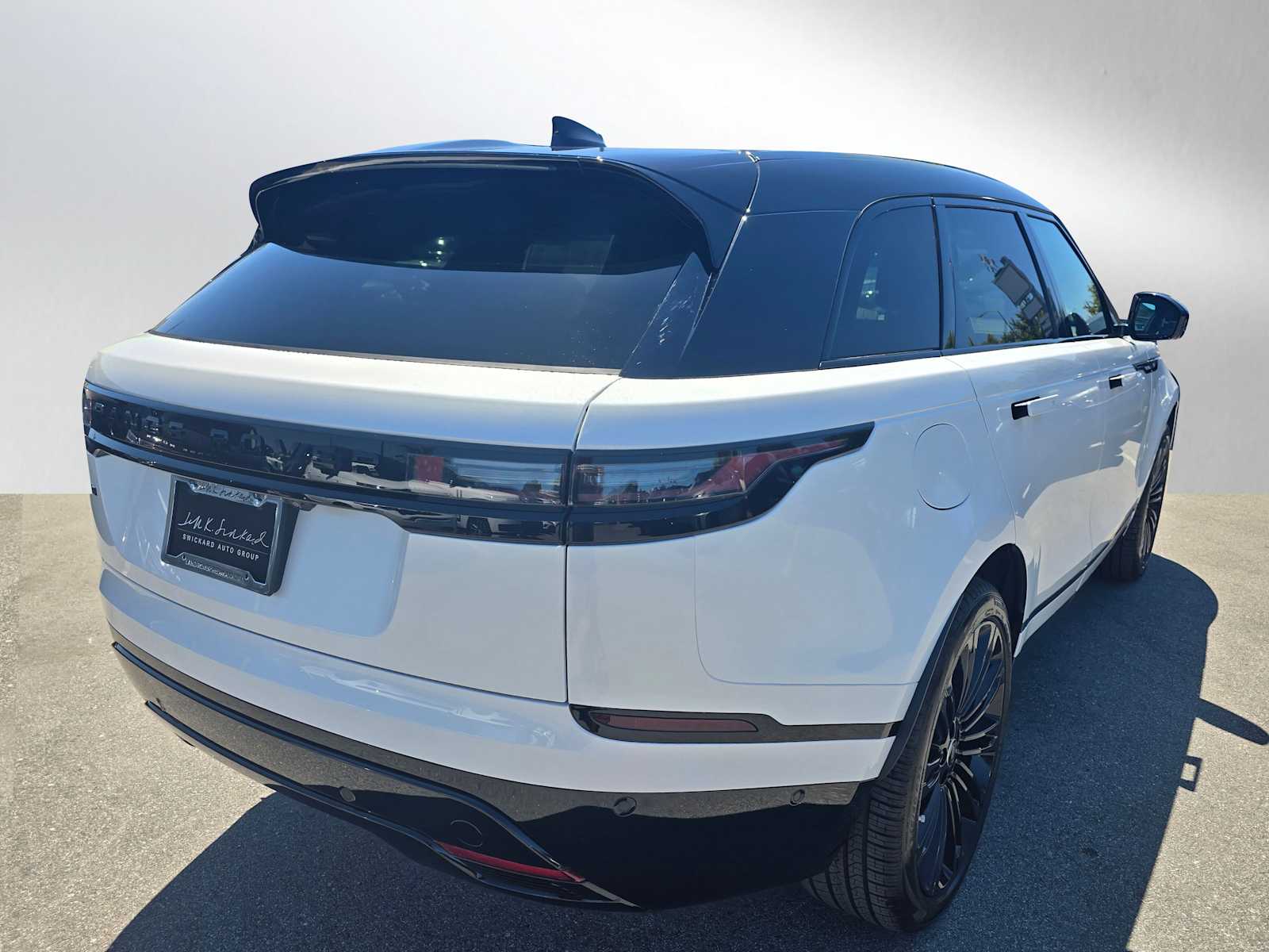 2026 Land Rover Range Rover Velar P400 Dynamic SE photo 4
