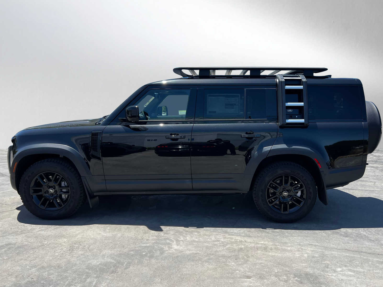 2023 Land Rover Defender 130 SE photo 2