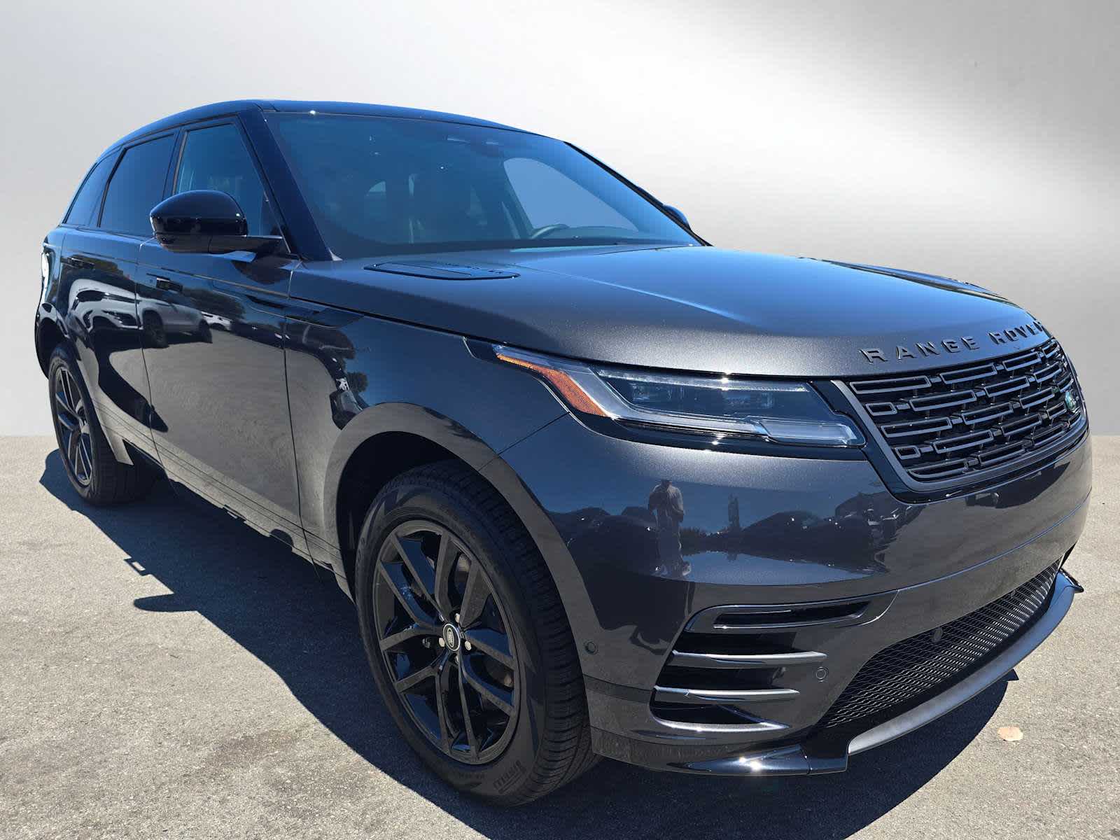 2026 Land Rover Range Rover Velar Dynamic SE's photo