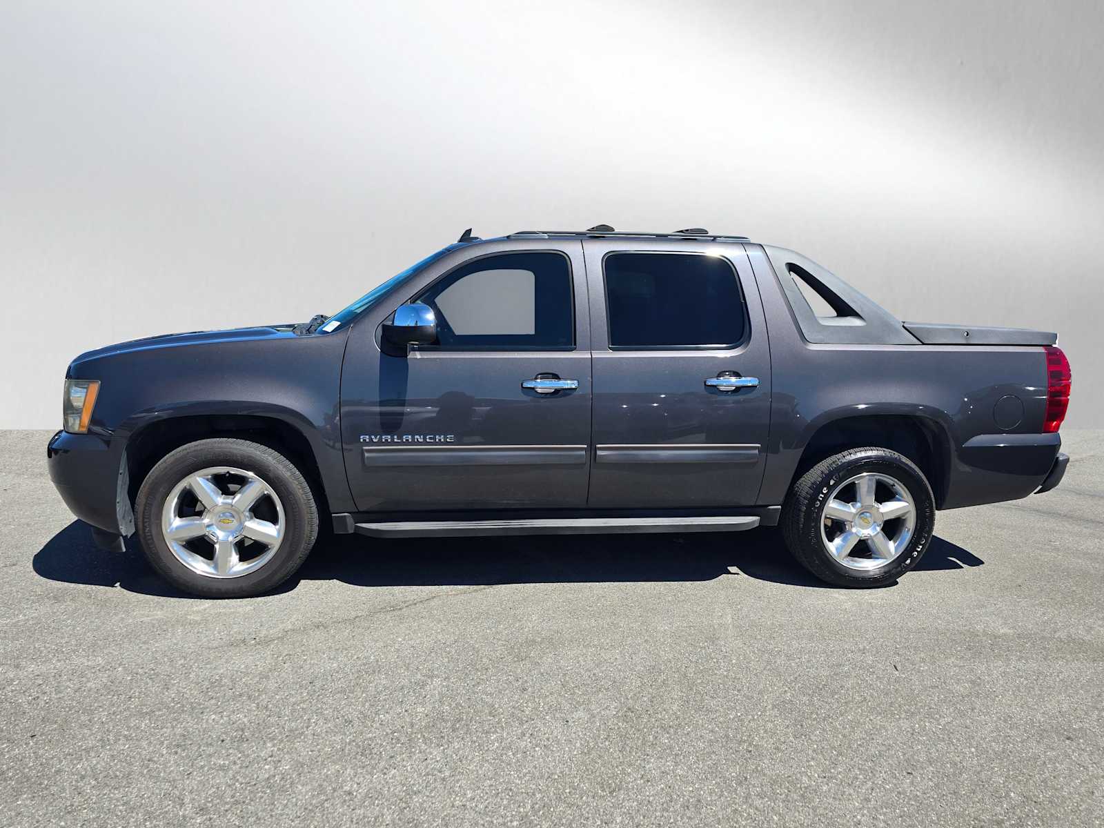 2011 Chevrolet Avalanche LS photo 2