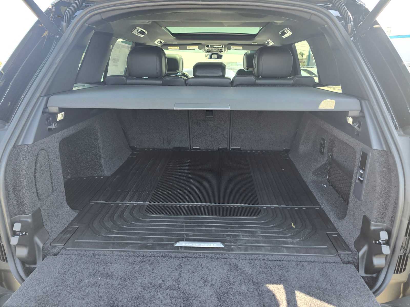 2025 Land Rover Range Rover SE - Photo 17