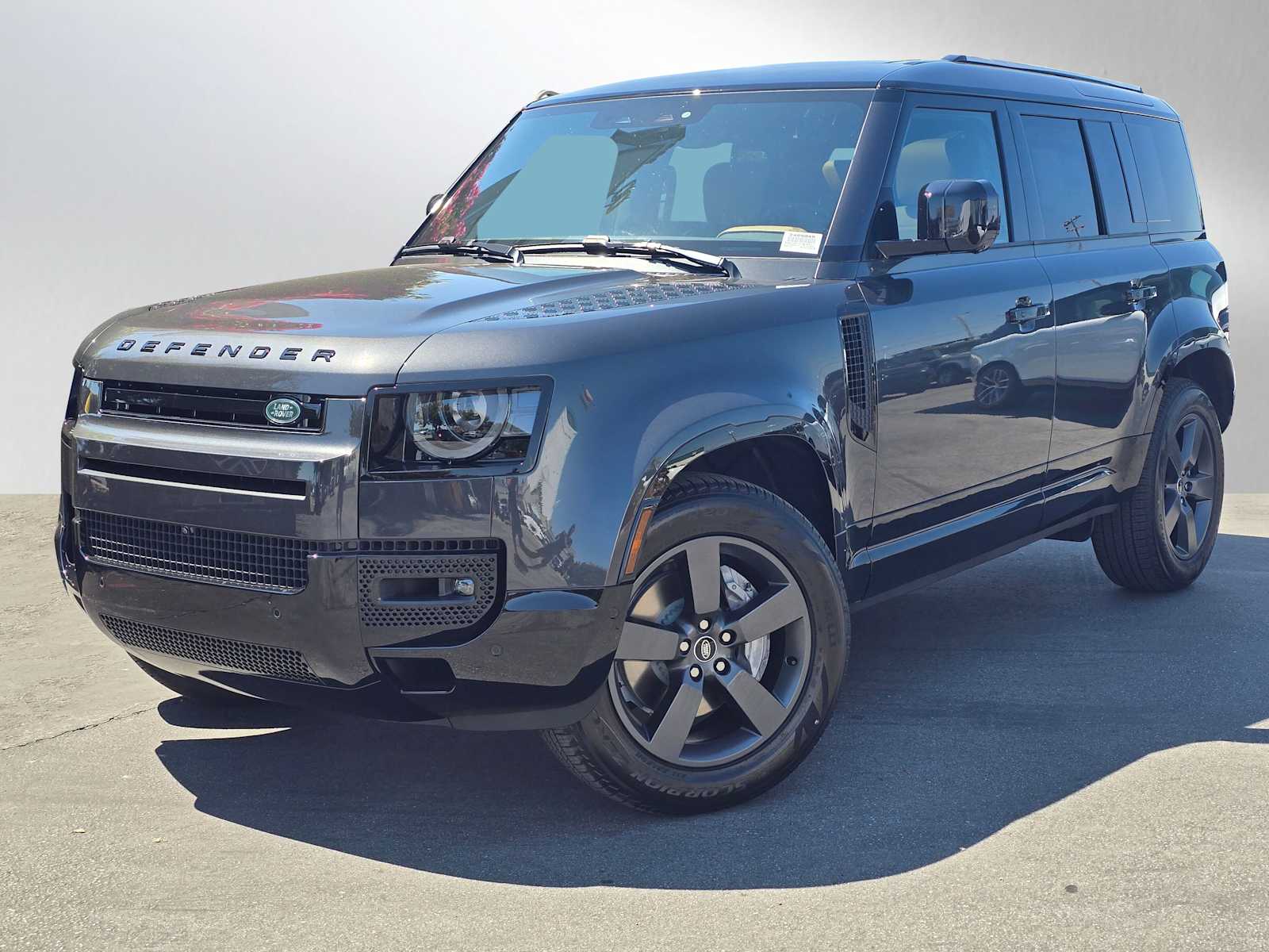 2025 Land Rover Defender 110 X-Dynamic SE photo 3