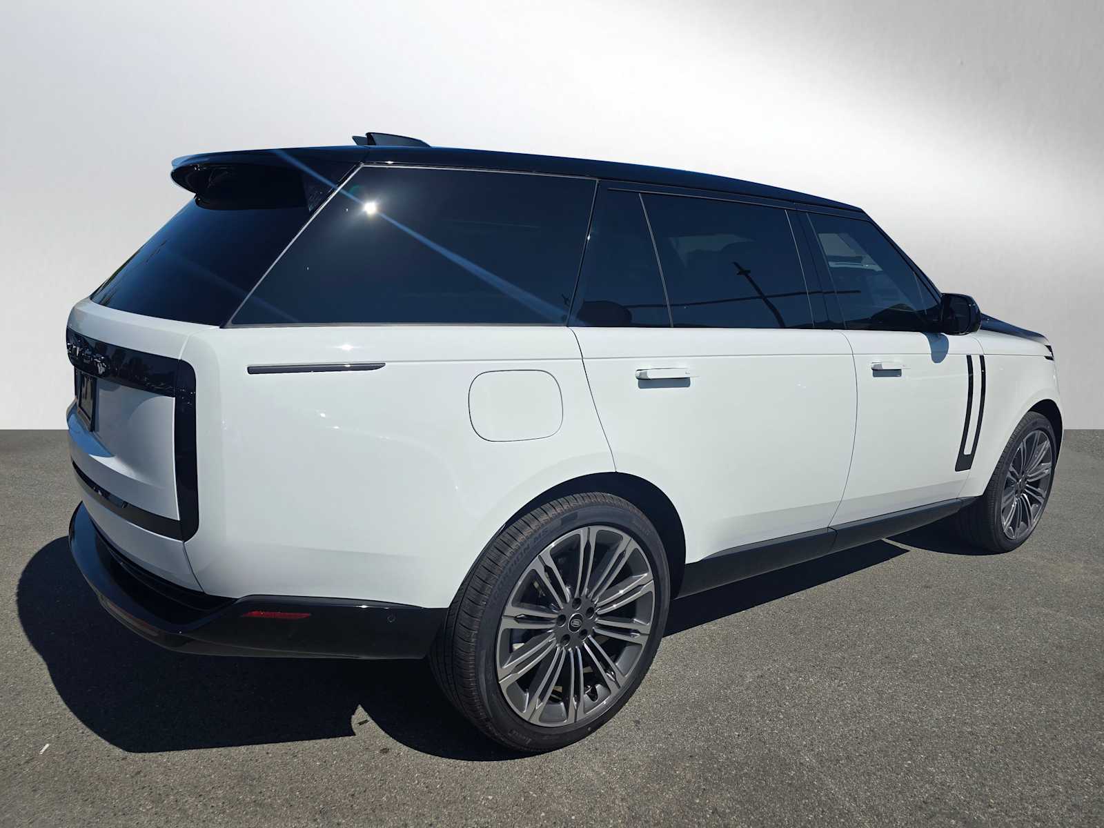 2025 Land Rover Range Rover SE photo 3