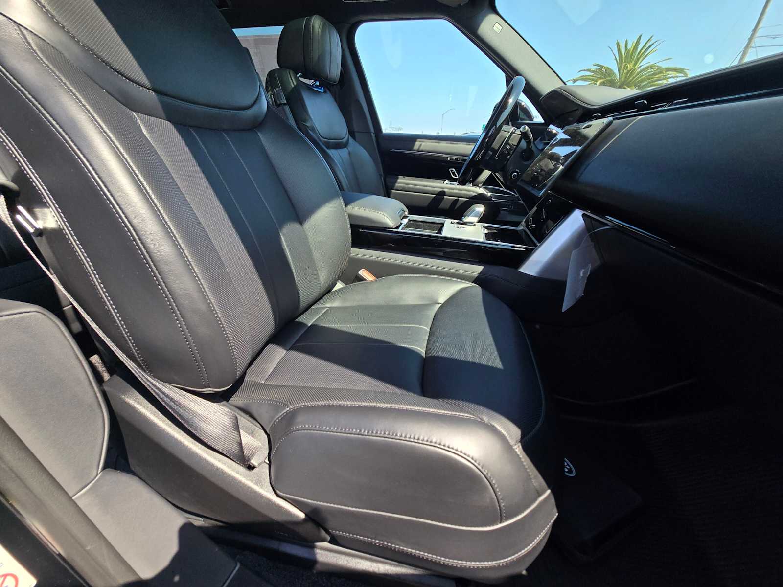 2025 Land Rover Range Rover SE - Photo 11