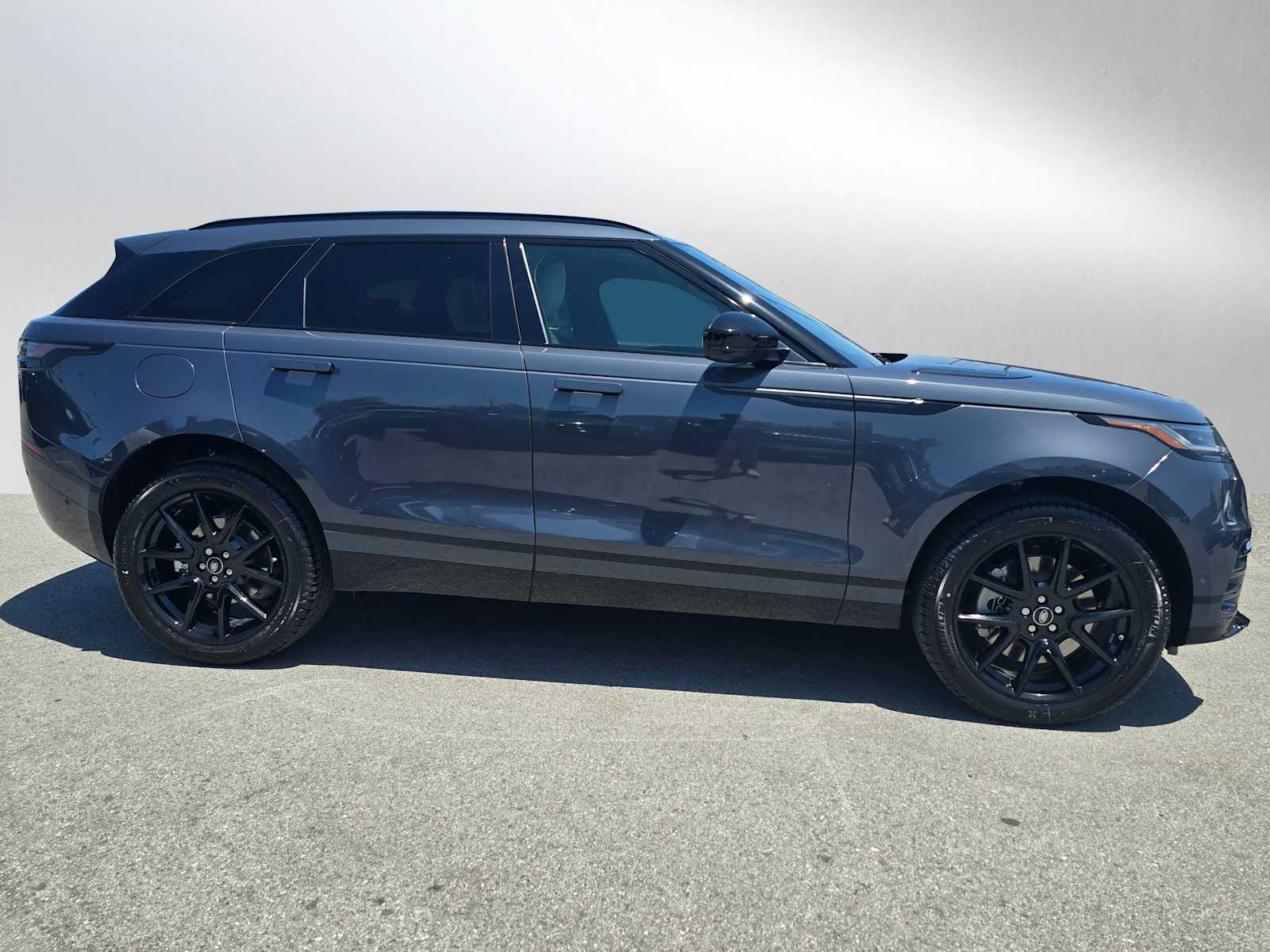 2026 Land Rover Range Rover Velar SE photo 2