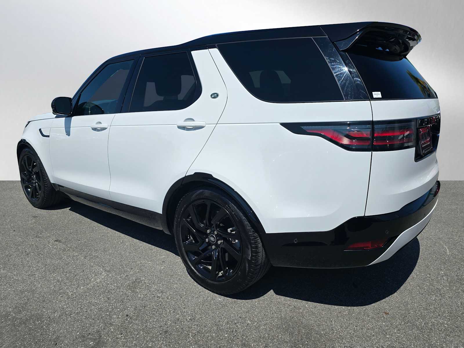 2024 Land Rover Discovery SE photo 3