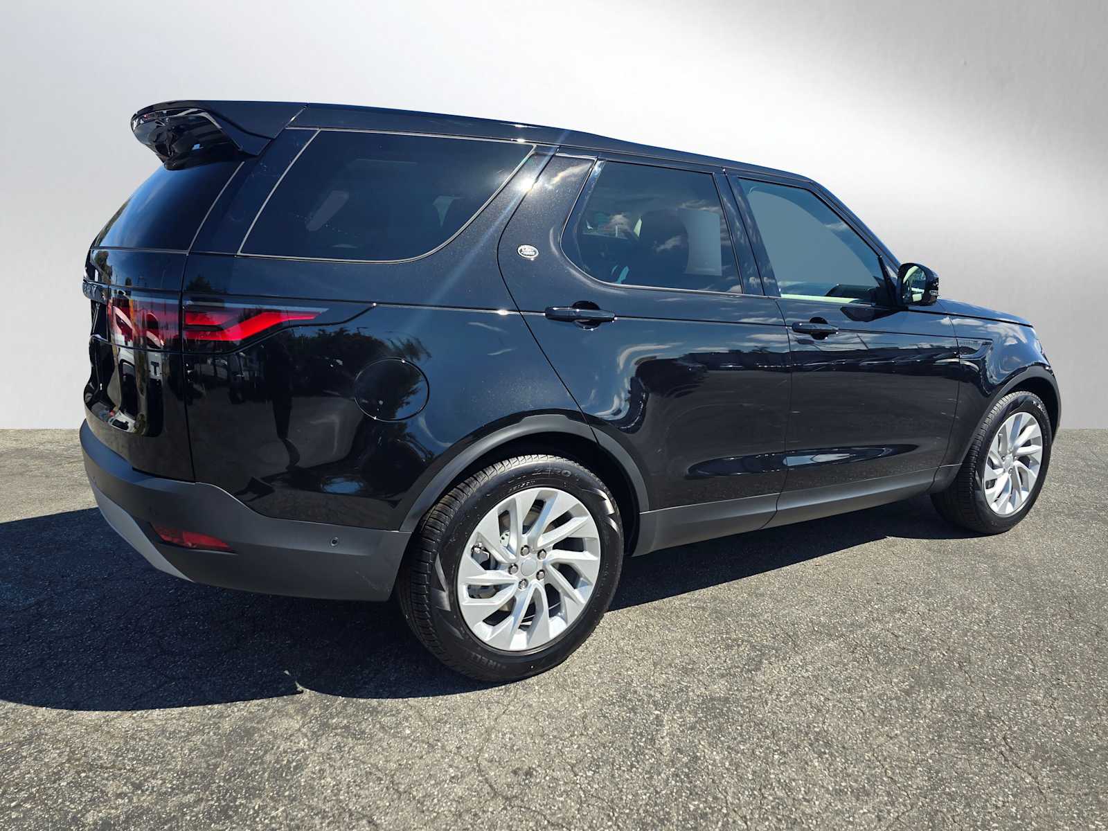 2025 Land Rover Discovery S photo 3