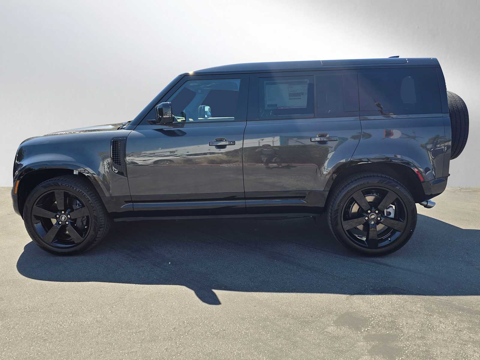 2025 Land Rover Defender 110 X-Dynamic SE photo 4