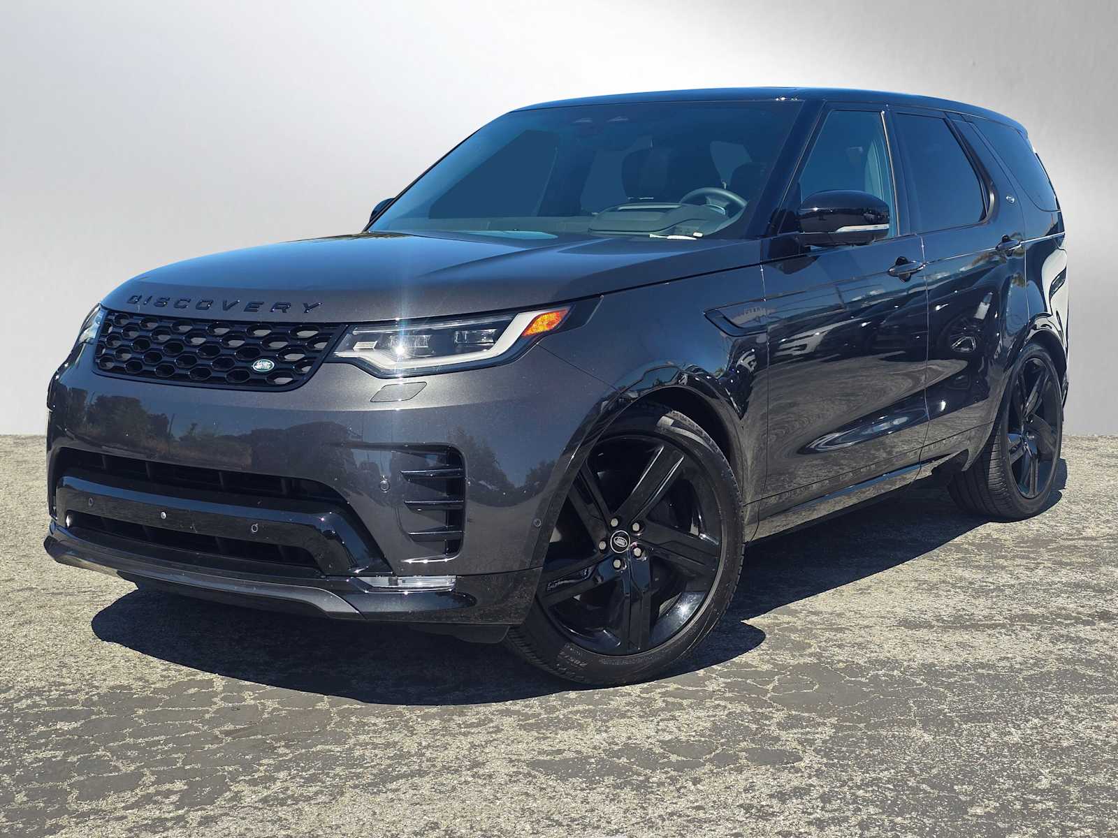 2025 Land Rover Discovery P360 Dynamic SE's photo
