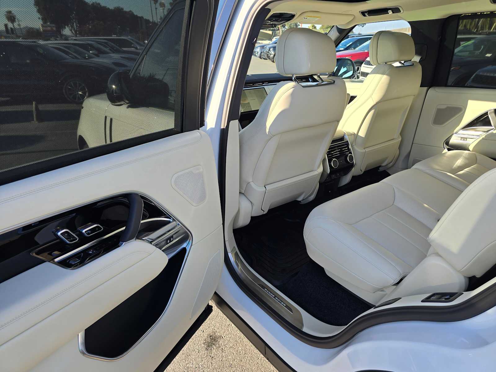 2025 Land Rover Range Rover SE - Photo 15