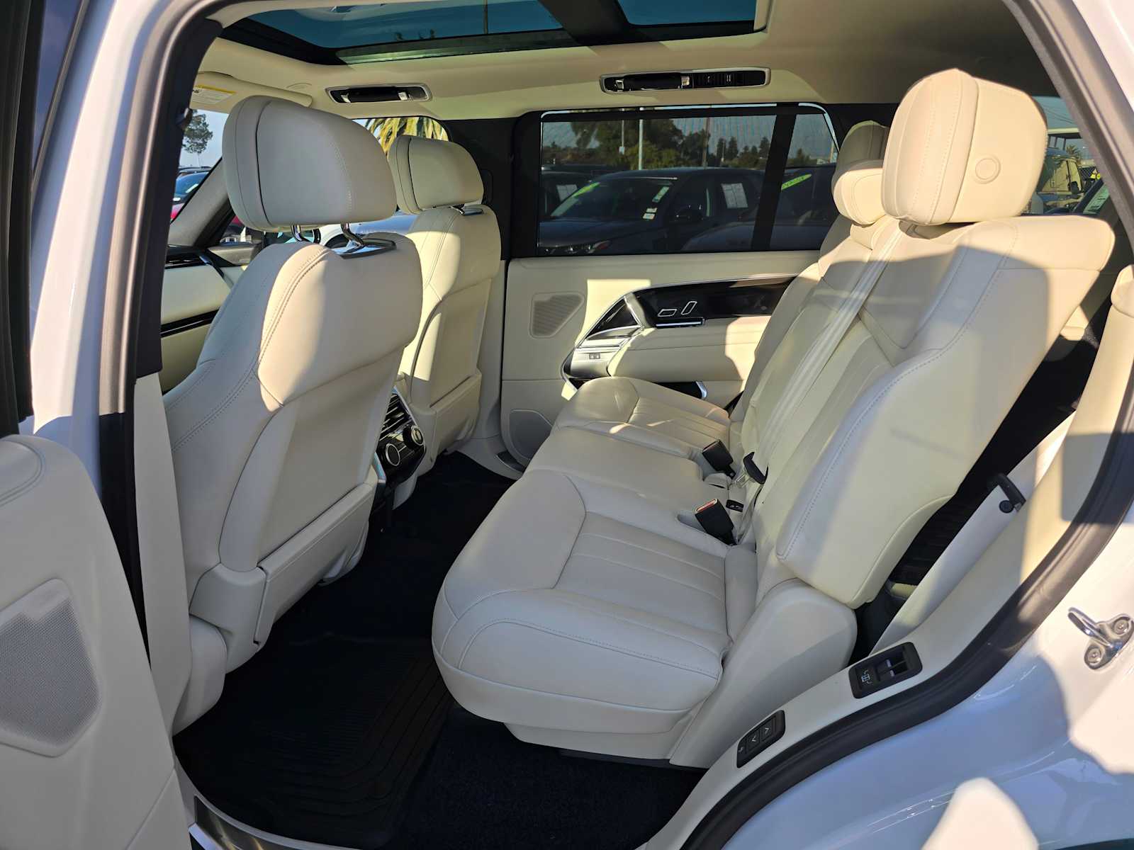 2025 Land Rover Range Rover SE - Photo 16