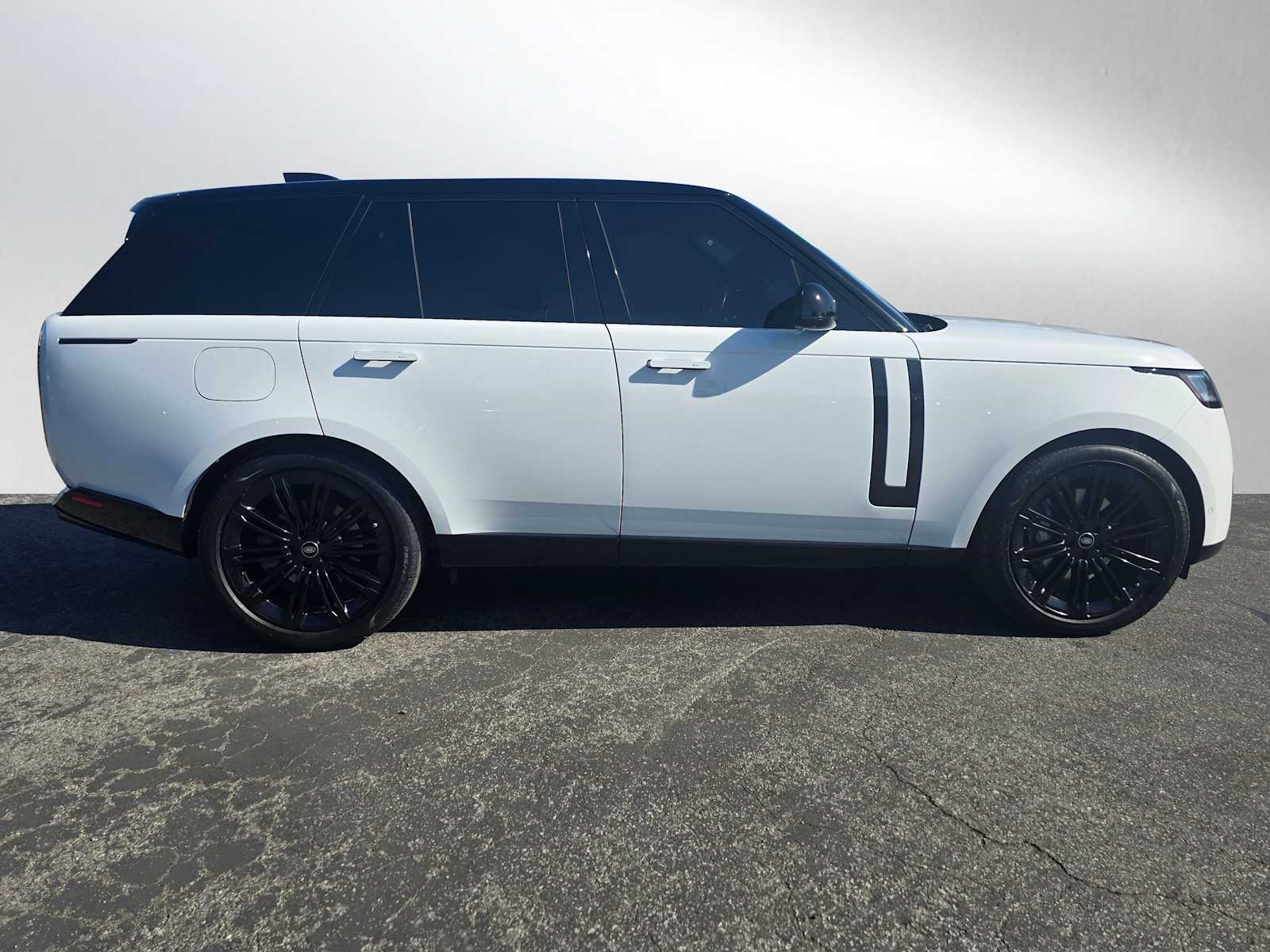 2022 Land Rover Range Rover SE photo 2