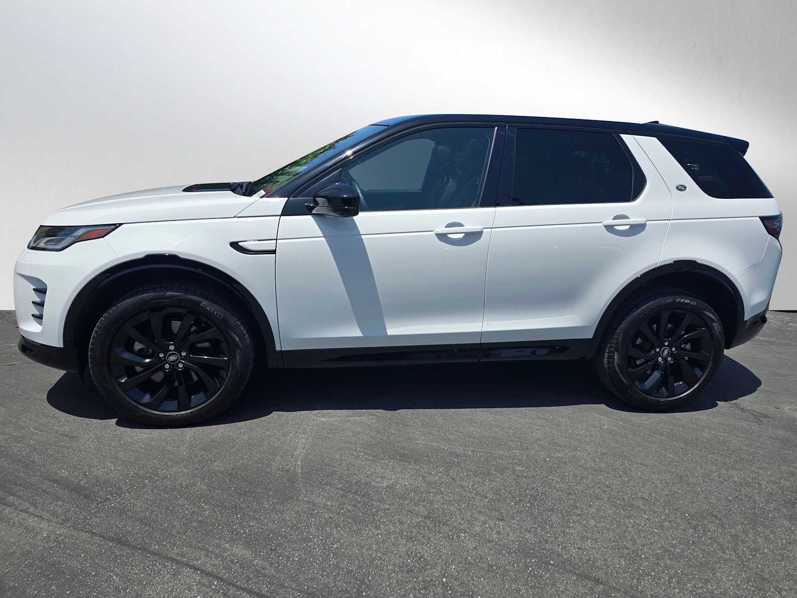 2024 Land Rover Discovery Sport Dynamic SE photo 2
