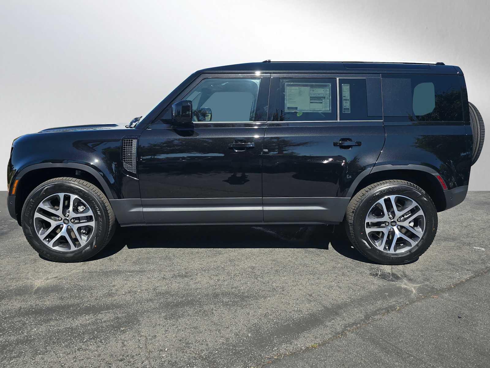 2025 Land Rover Defender S 110 photo 2