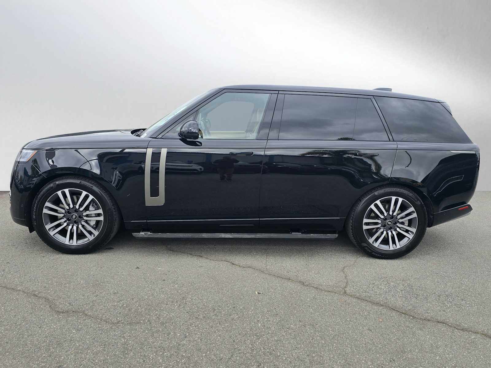 2025 Land Rover Range Rover SE photo 2