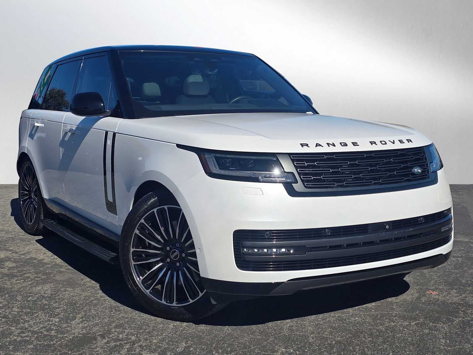 2023 Land Rover Range Rover SE's photo