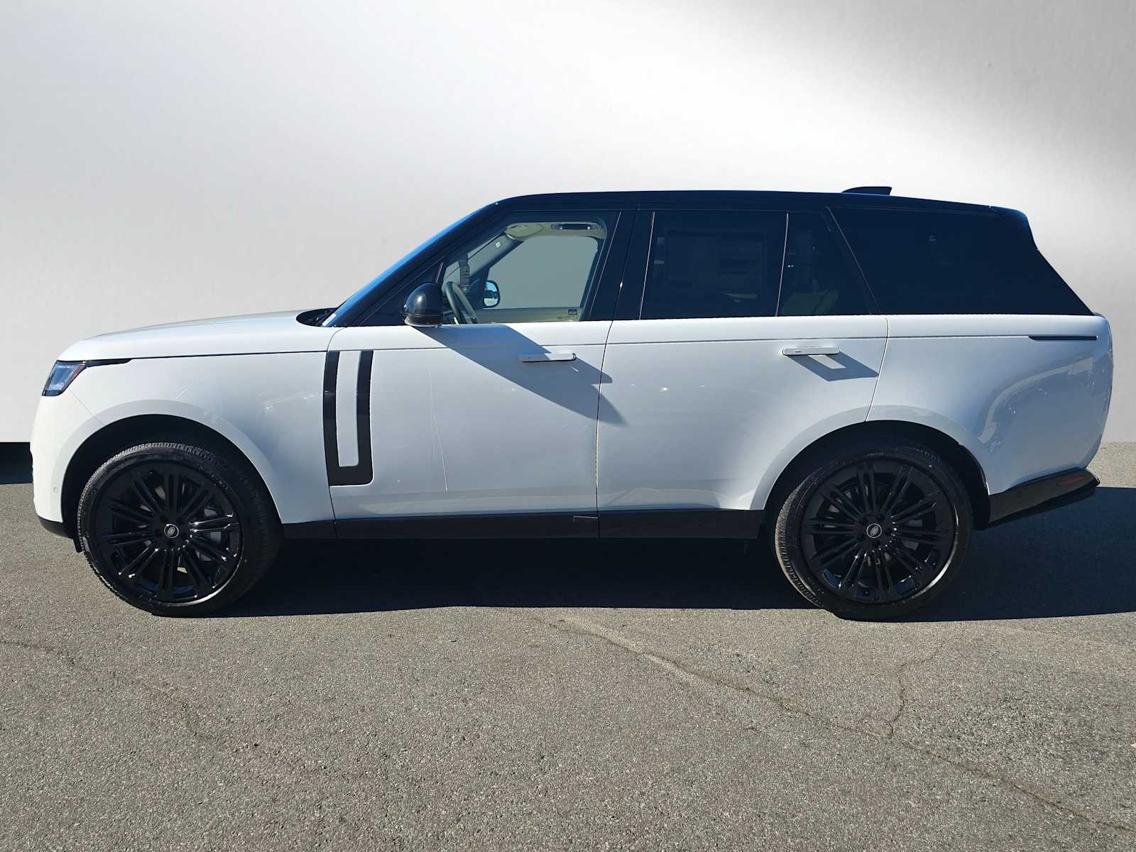 2025 Land Rover Range Rover SE photo 2