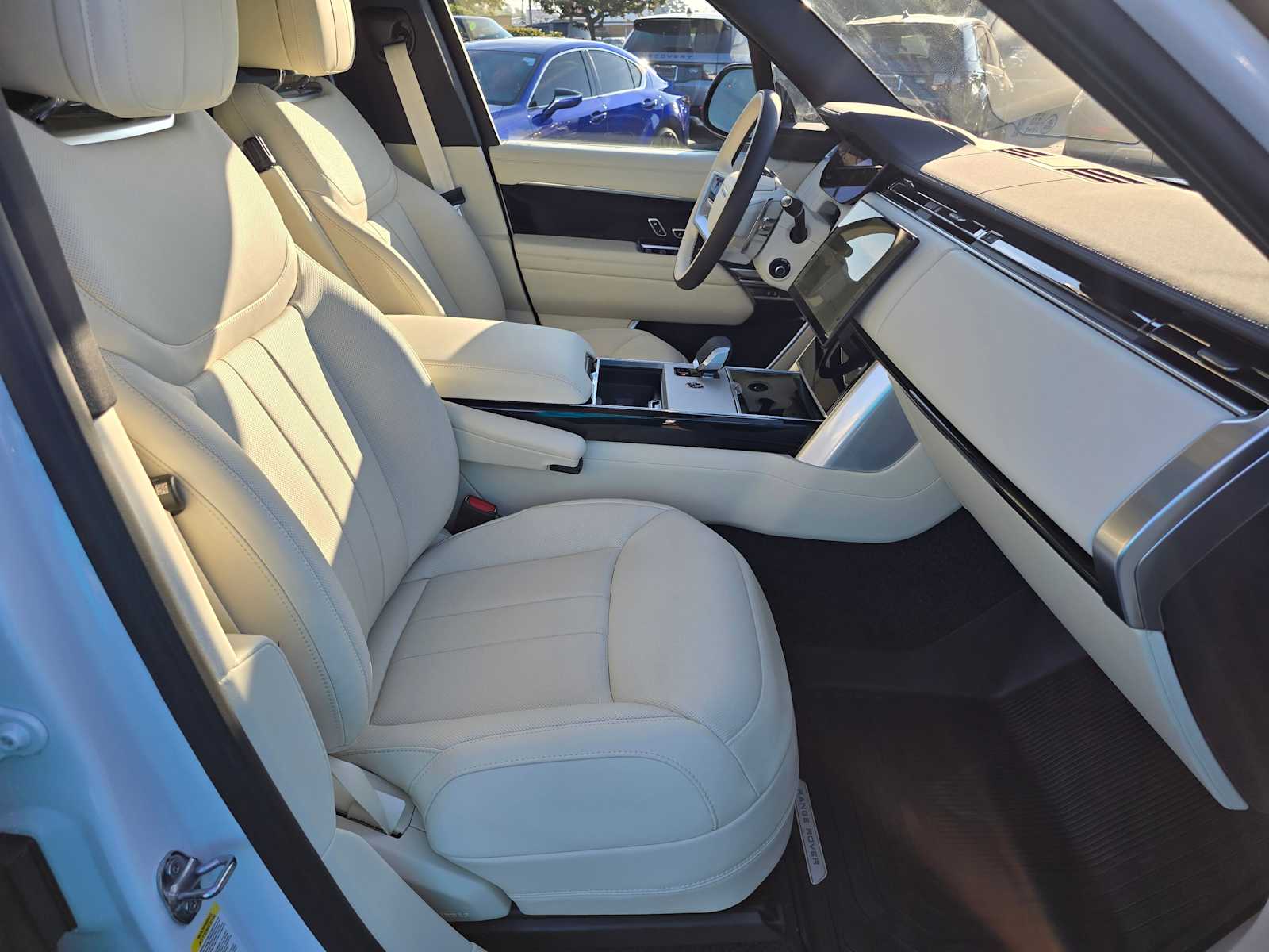 2025 Land Rover Range Rover SE - Photo 11