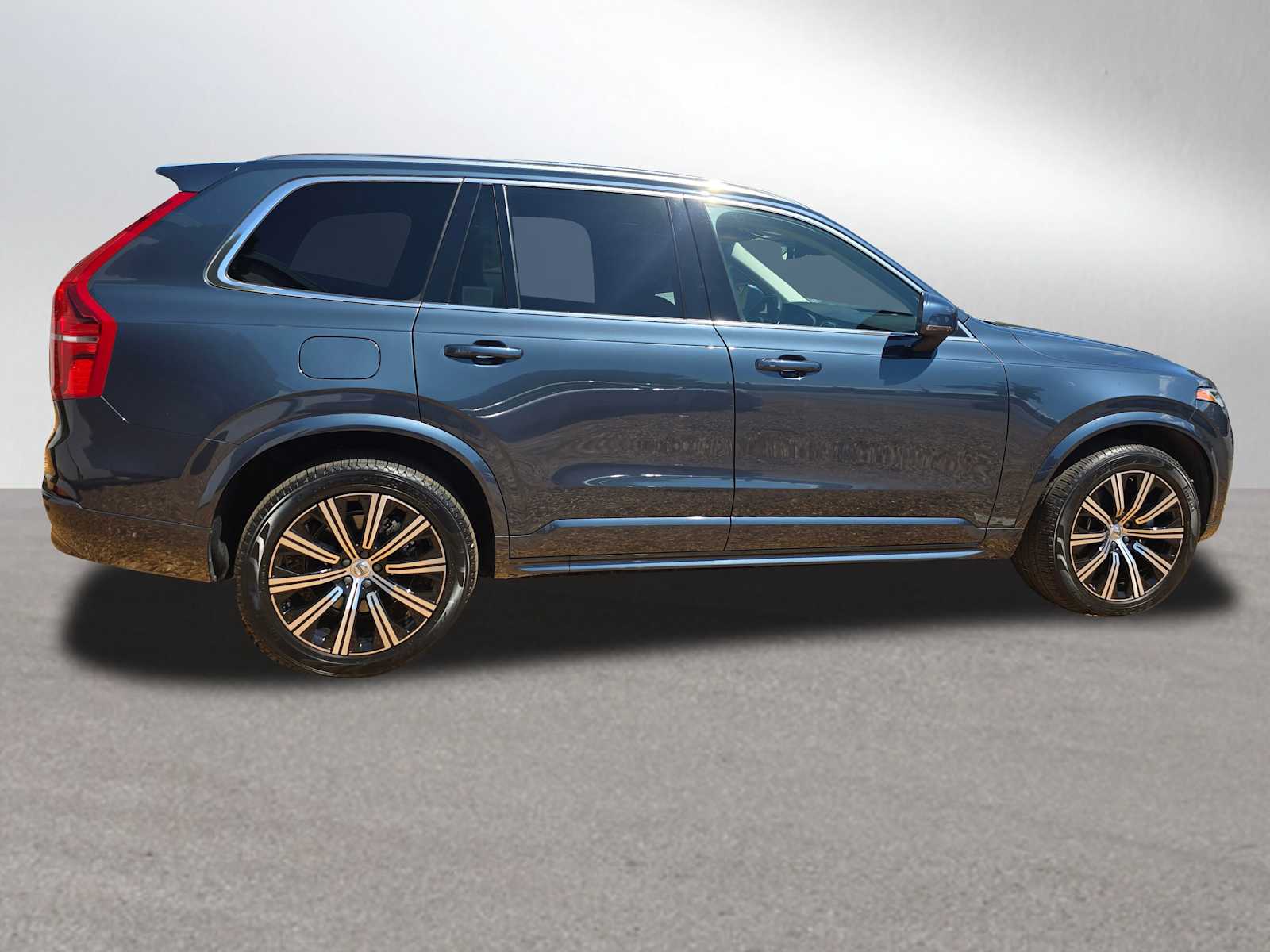 2023 Volvo XC90 B5 AWD Core photo 2