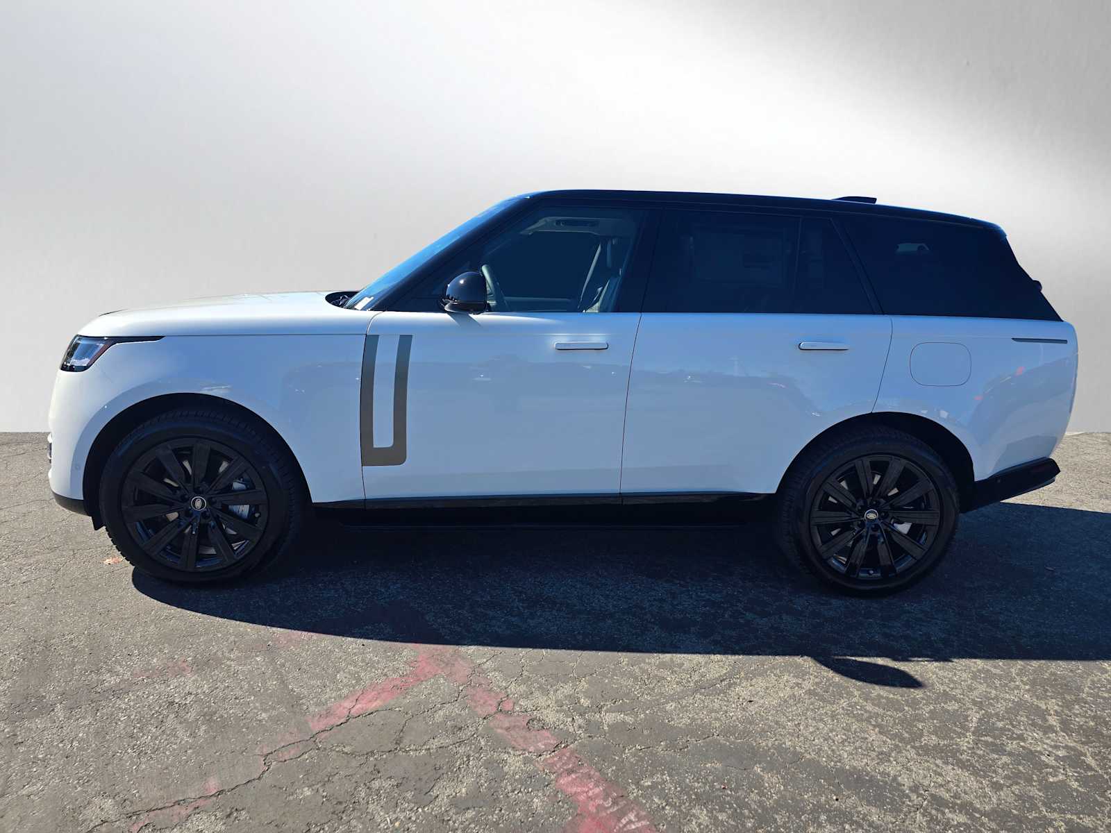 2025 Land Rover Range Rover SE photo 2
